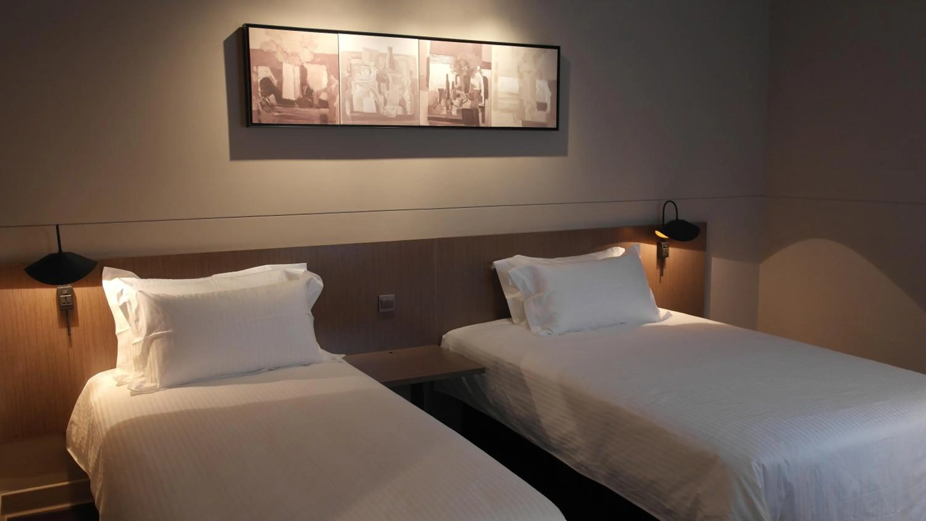 Bed in Jinjiang Inn –The Mixc Subway, Nanning