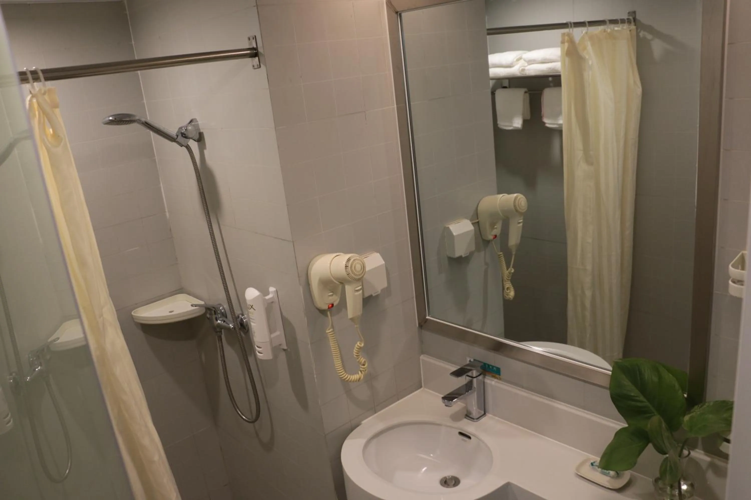 Shower in Jinjiang Inn –The Mixc Subway, Nanning