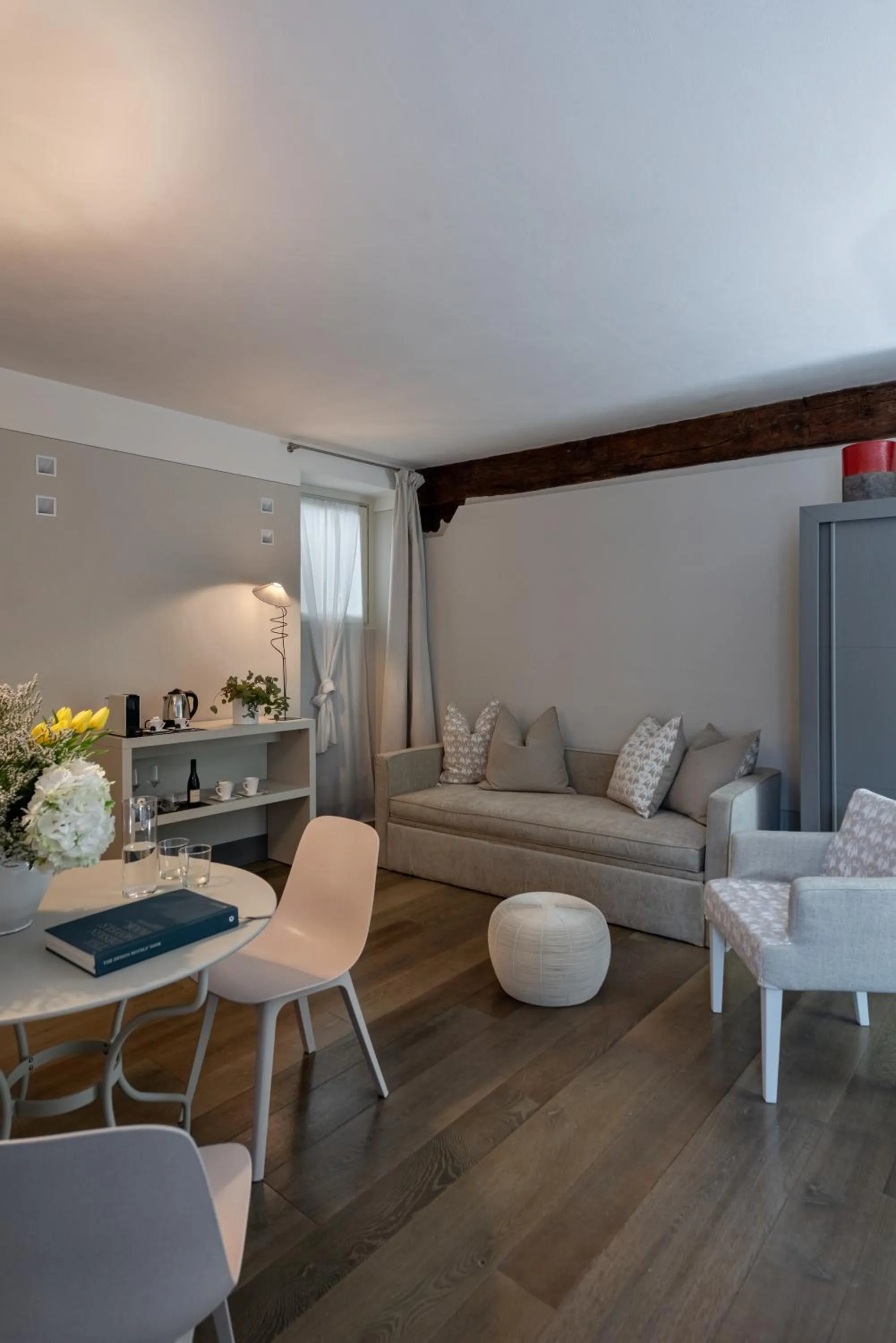 Seating area in GombitHotel