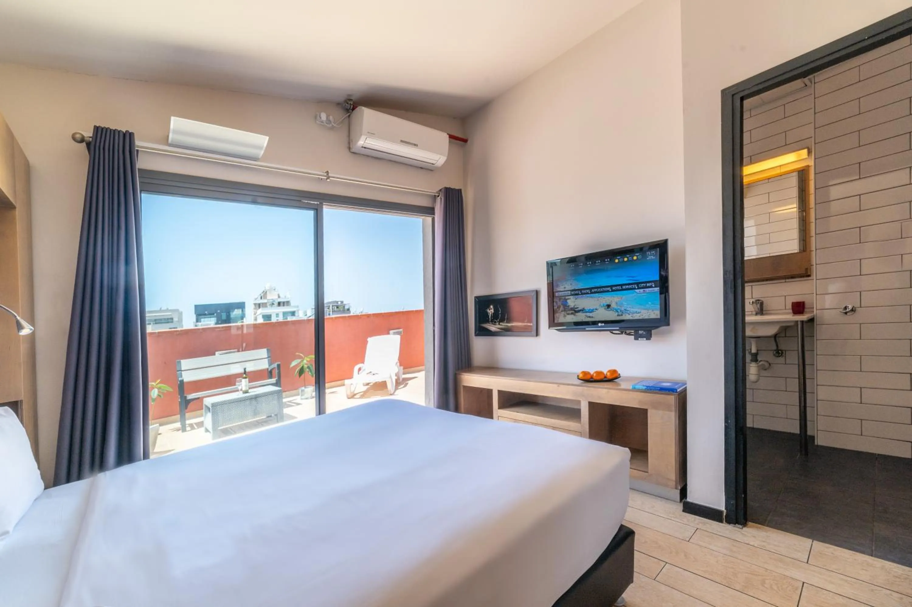 Bedroom, Bed in Ben Yehuda Apartments