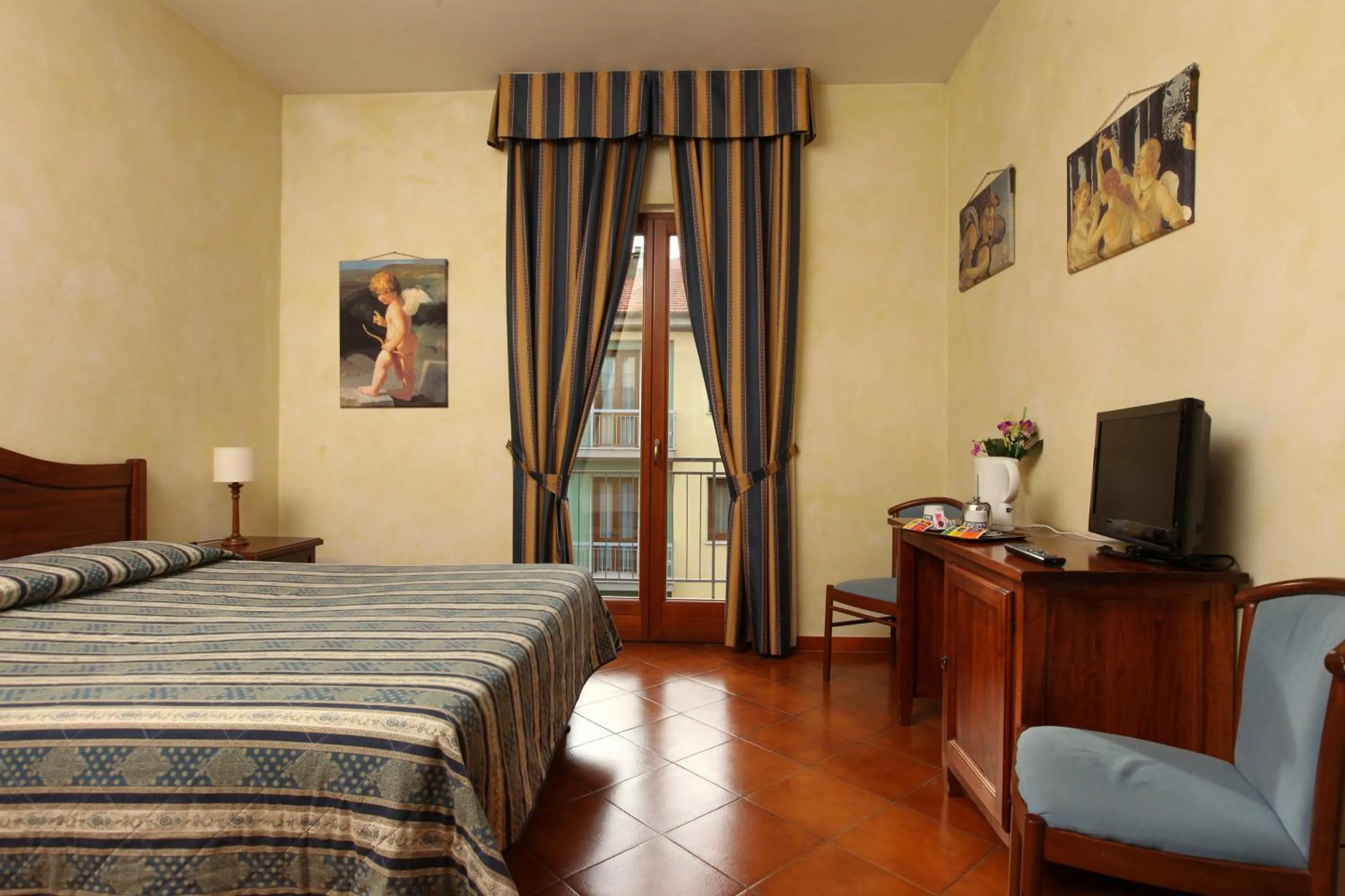 Coffee/tea facilities, Bed in Hotel Bologna