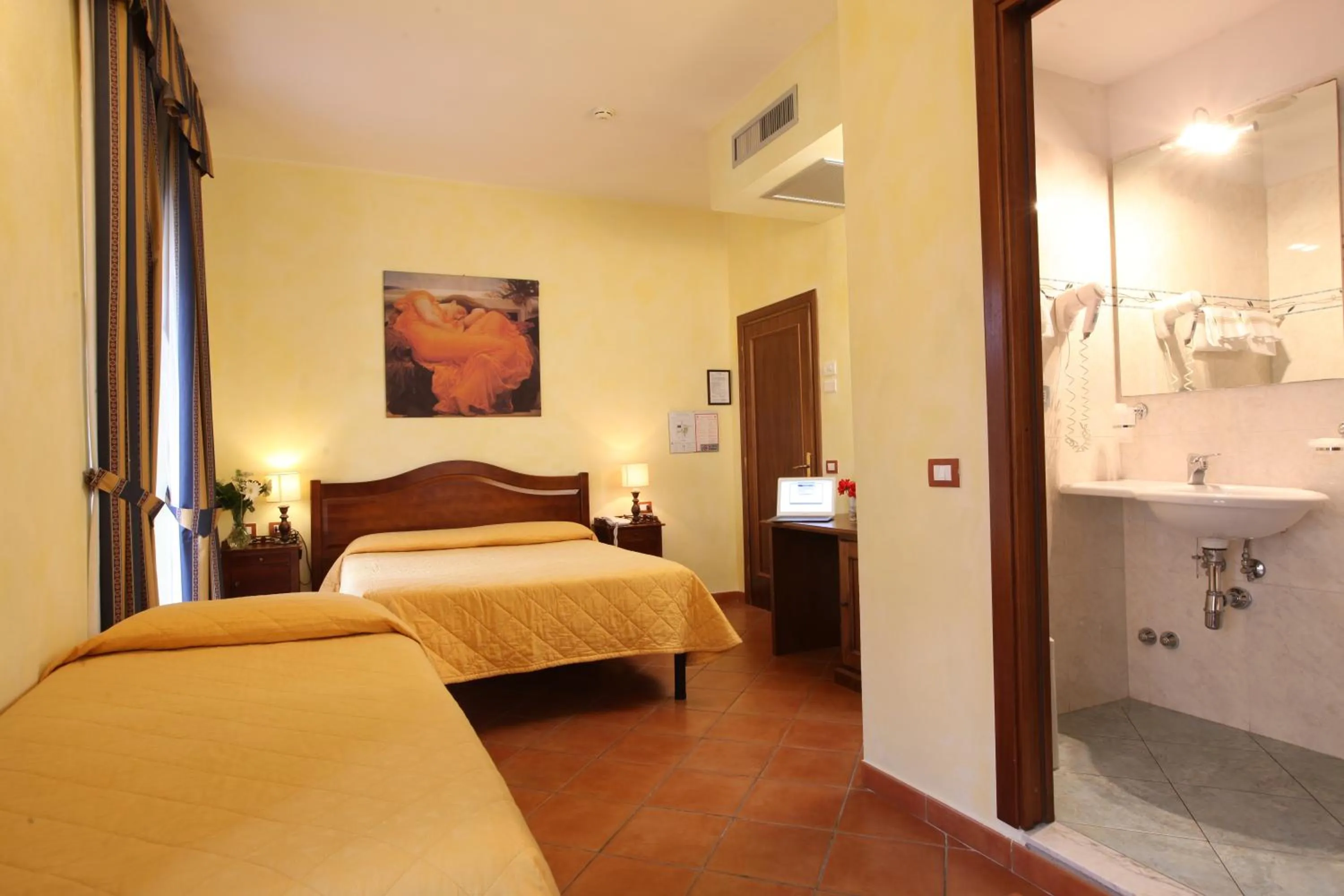 Bathroom, Bed in Hotel Bologna