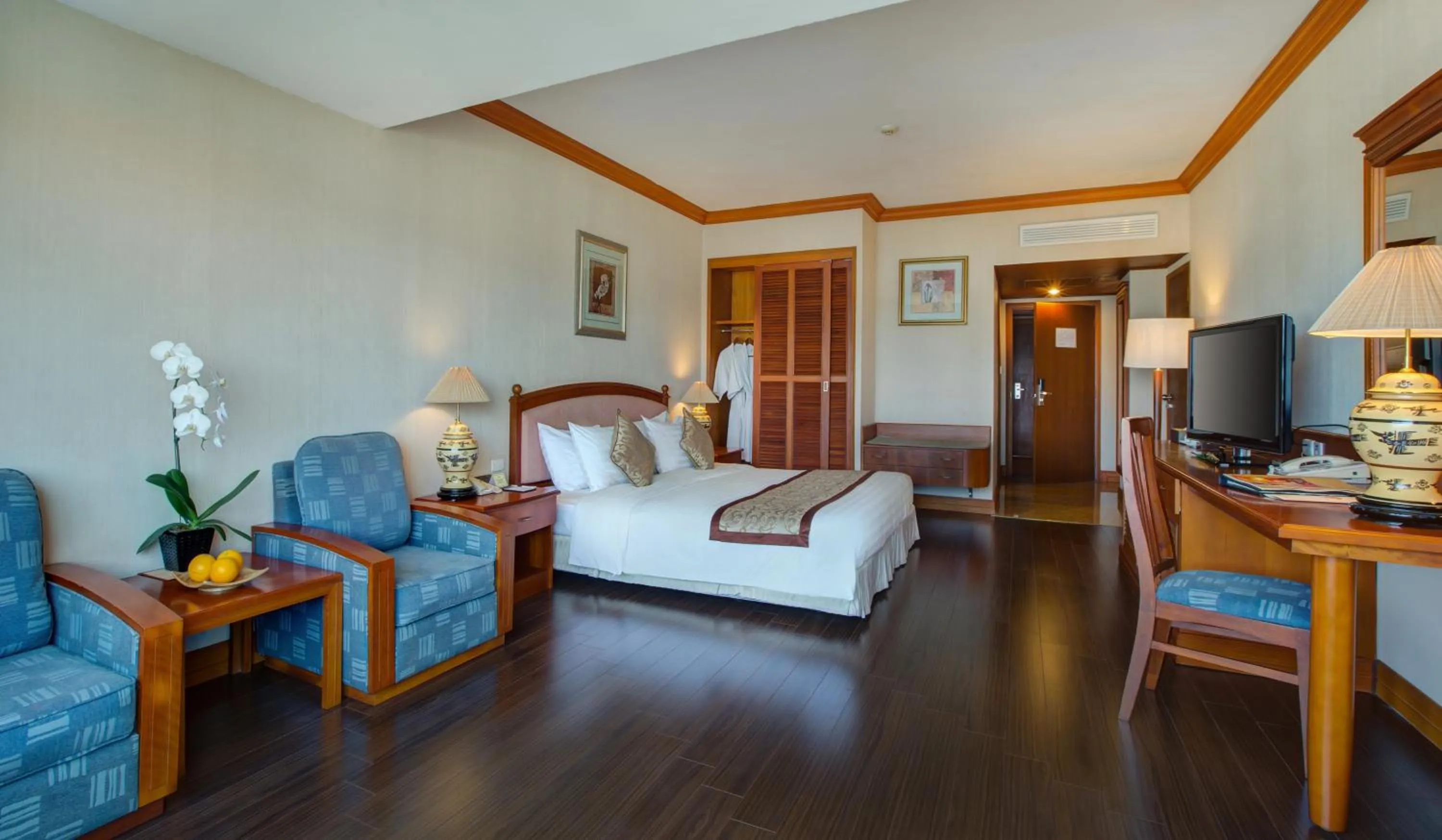 Photo of the whole room, Bed in Halong Plaza Hotel