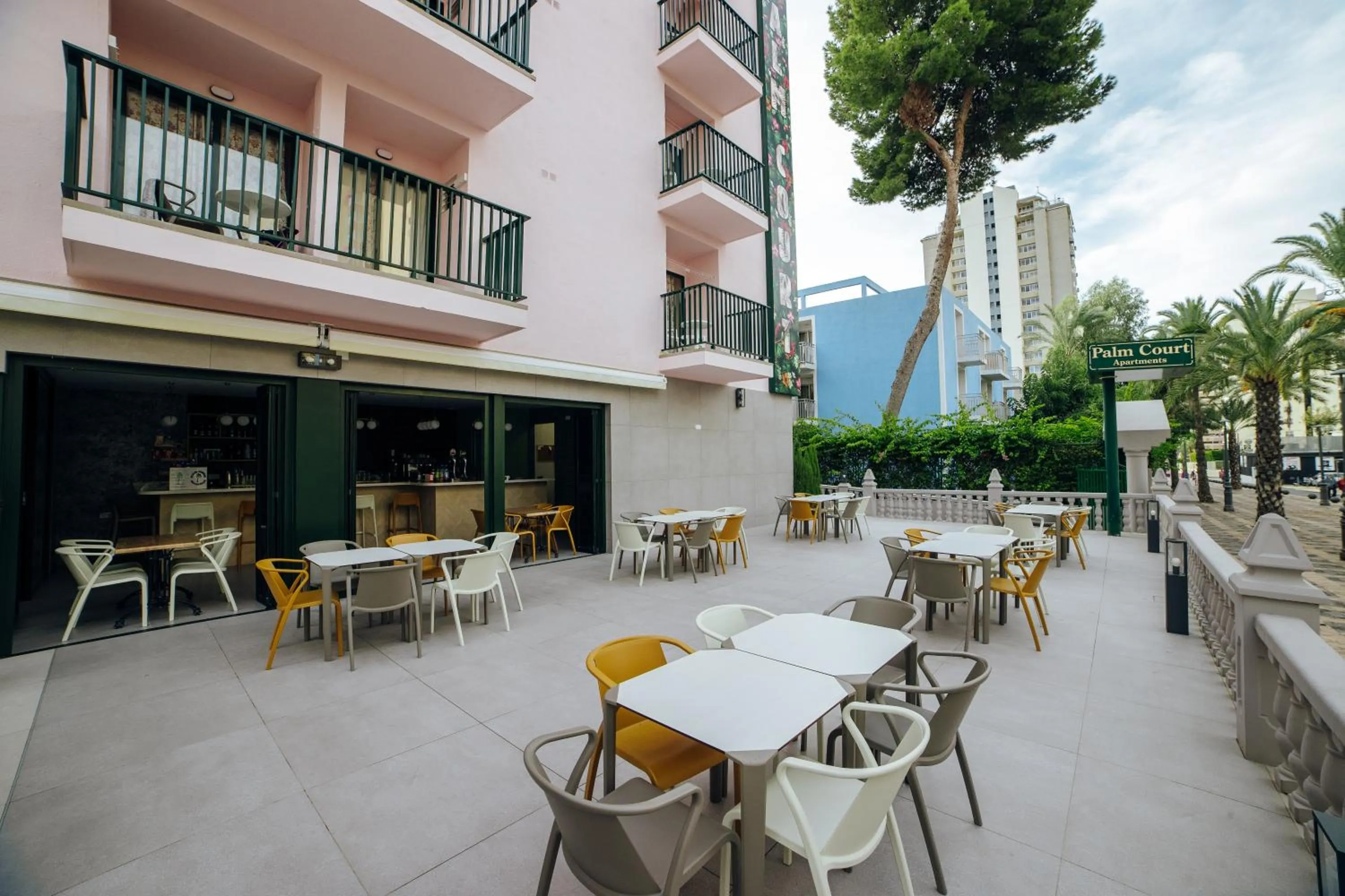 Property building in Apartamentos Palm Court