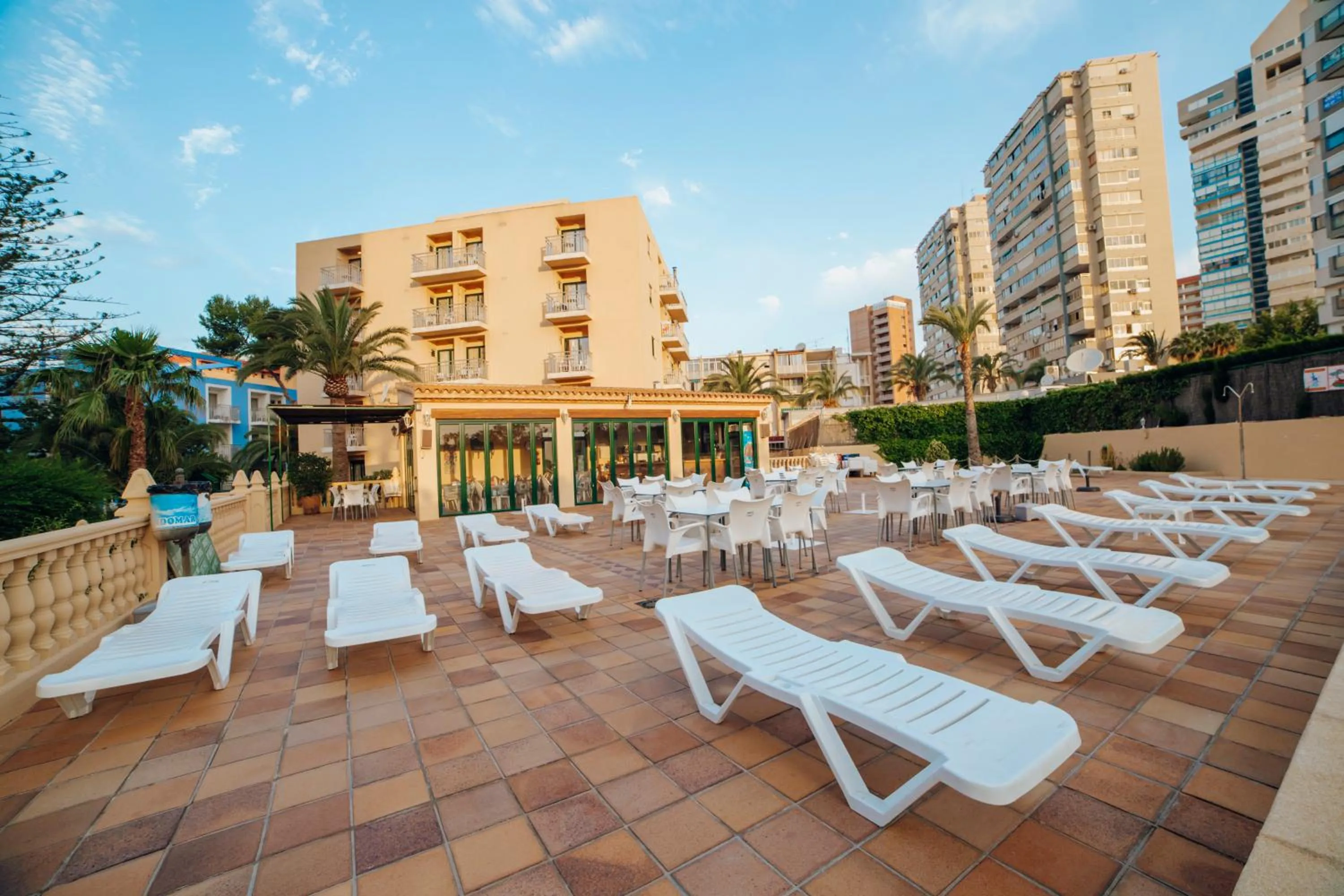 Restaurant/places to eat in Apartamentos Palm Court