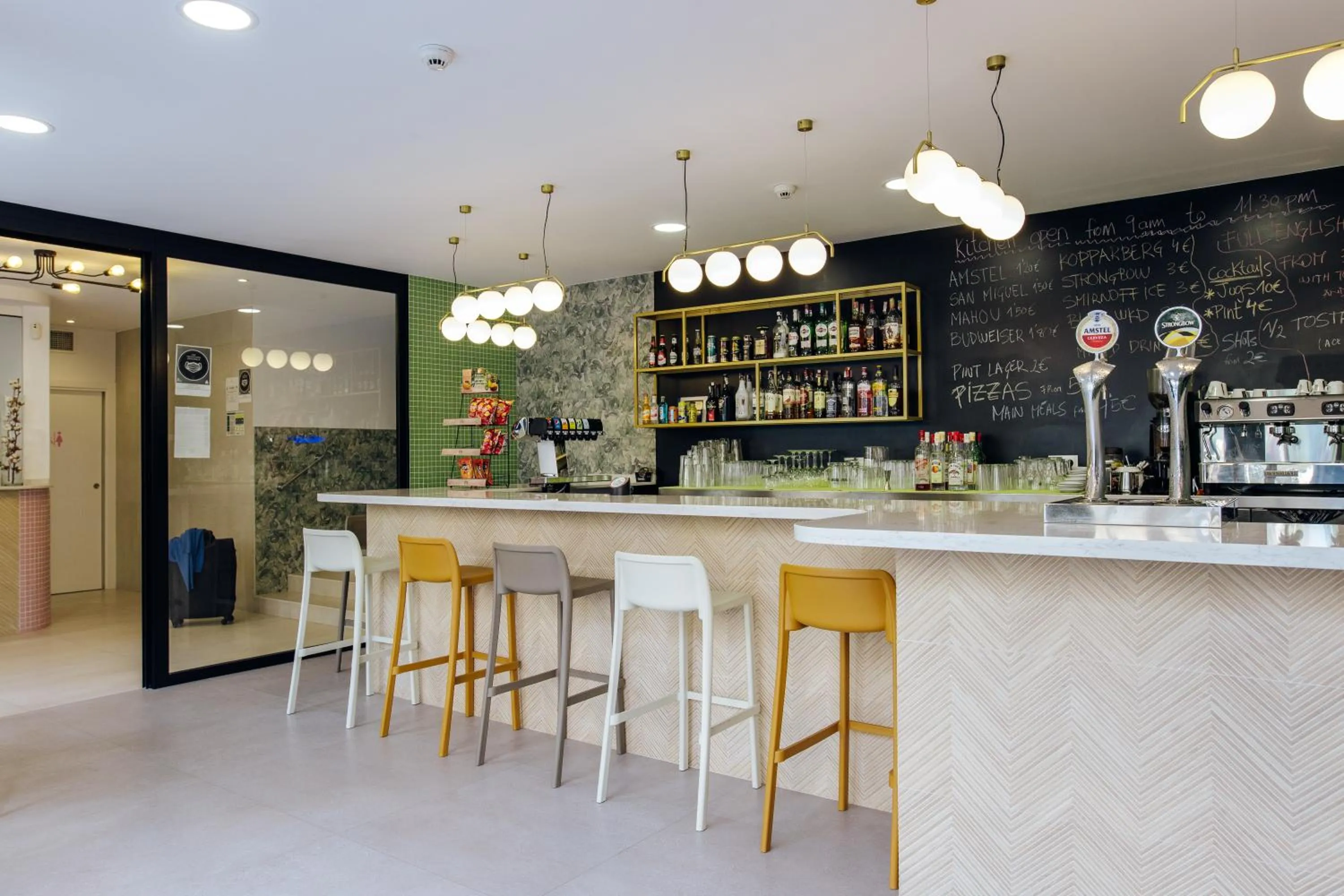 Restaurant/places to eat in Apartamentos Palm Court