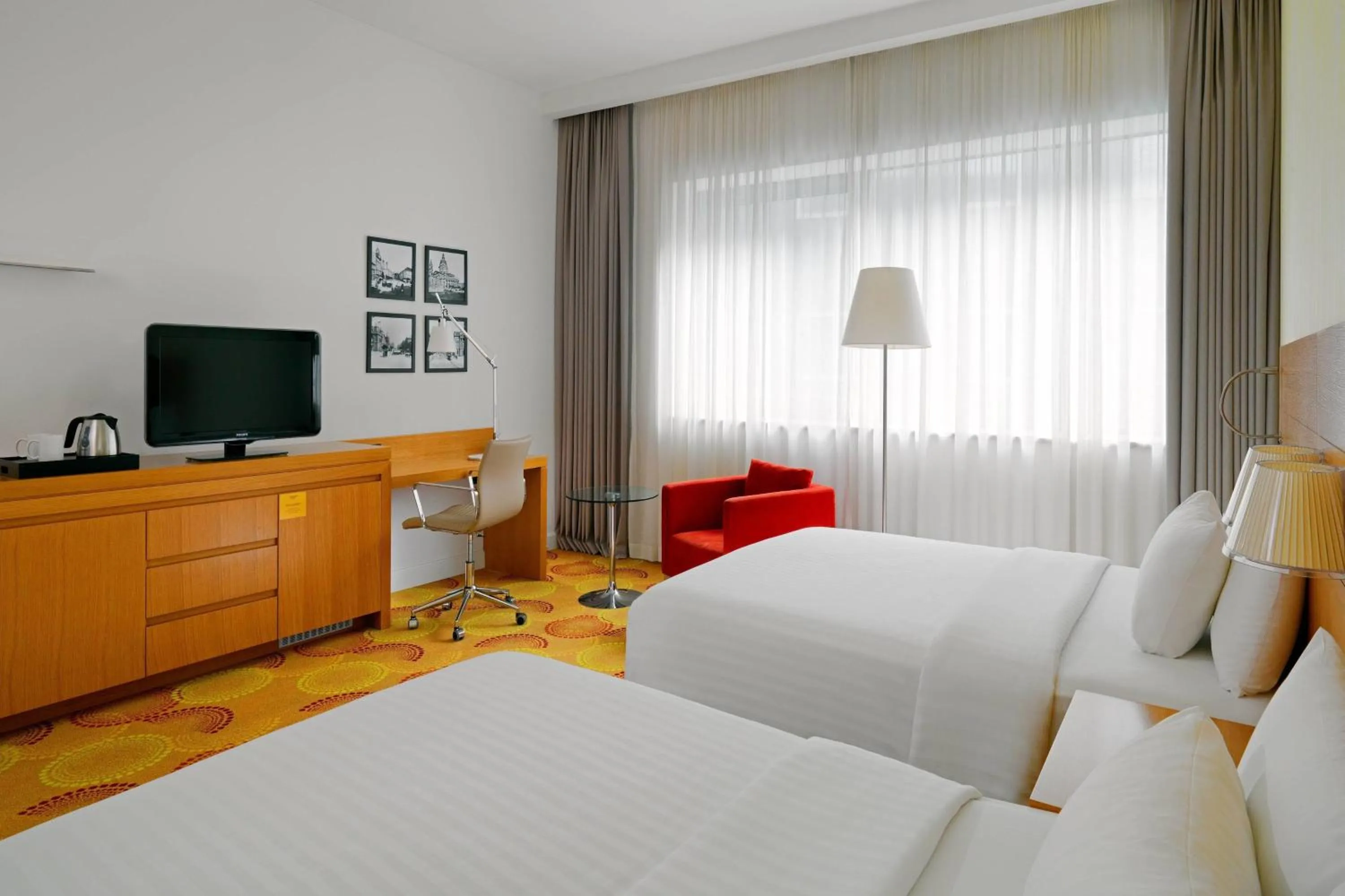 Photo of the whole room, Bed in Courtyard by Marriott Budapest City Center