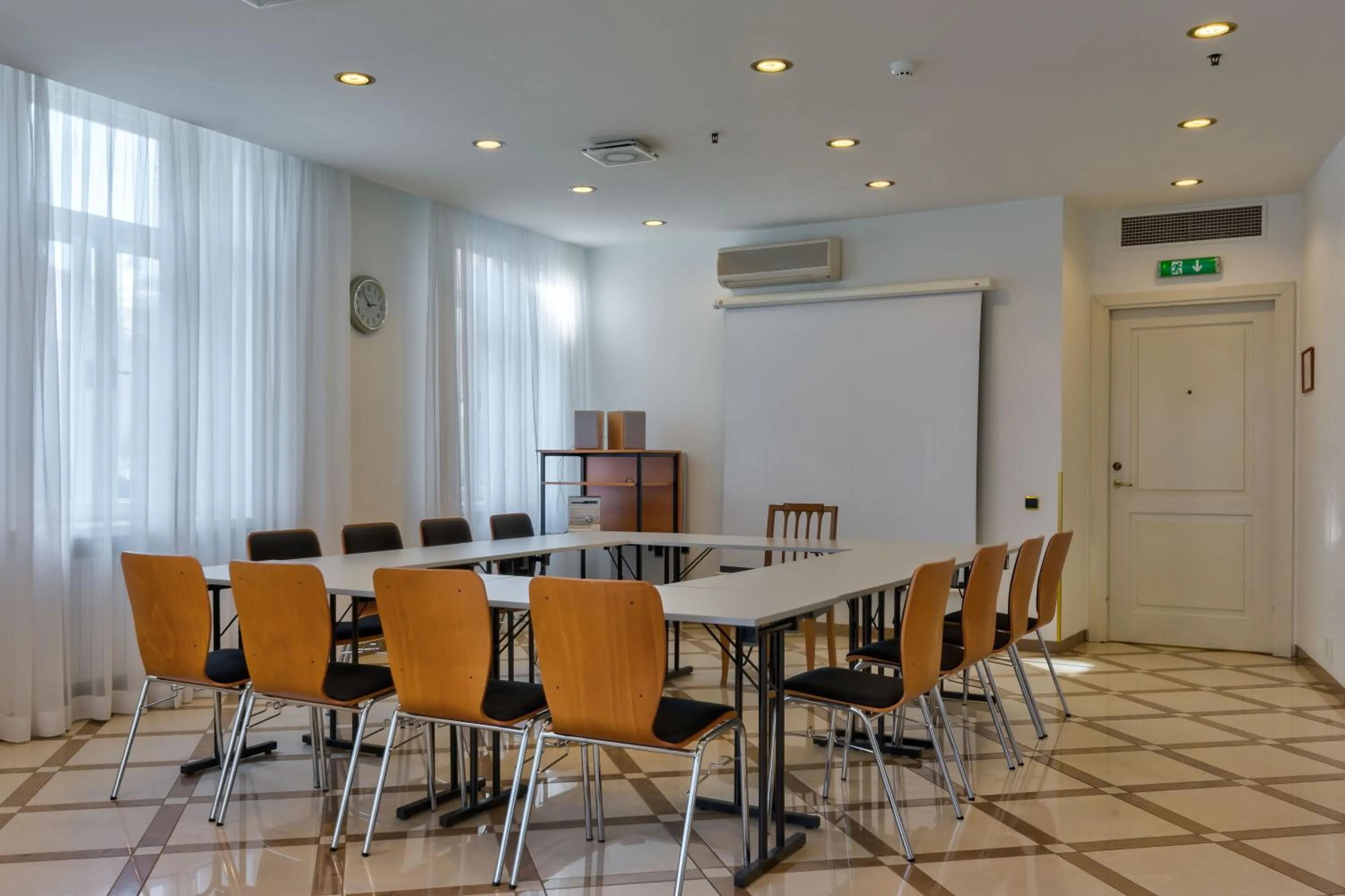 Business facilities in My City Hotel