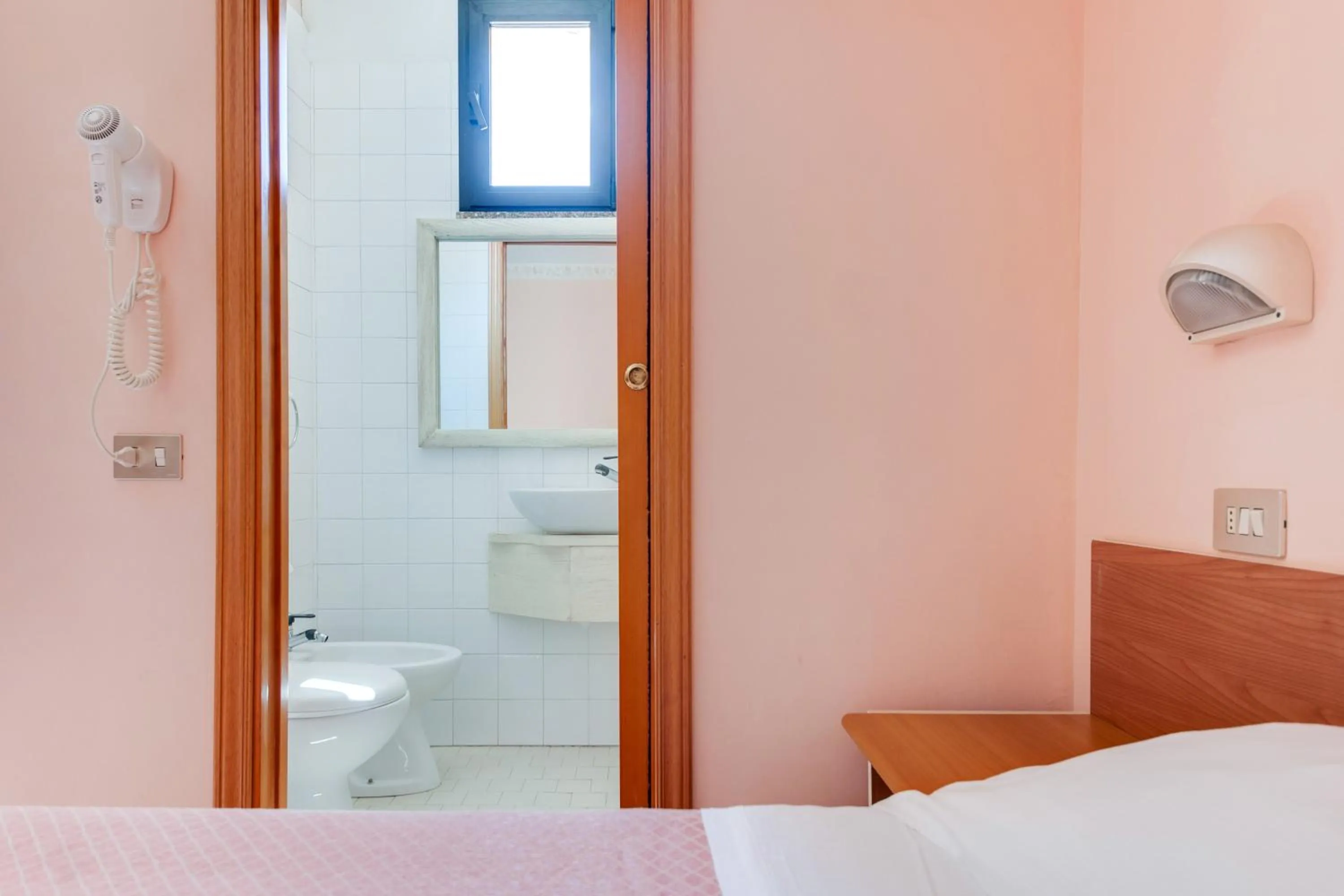 Bathroom, Bed in Hotel Sorriso