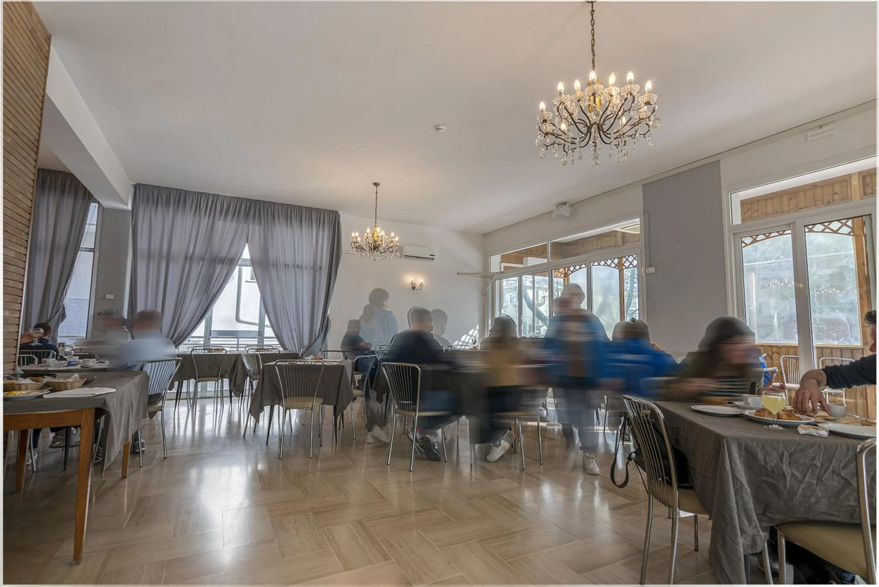 Restaurant/places to eat in Hotel Lily