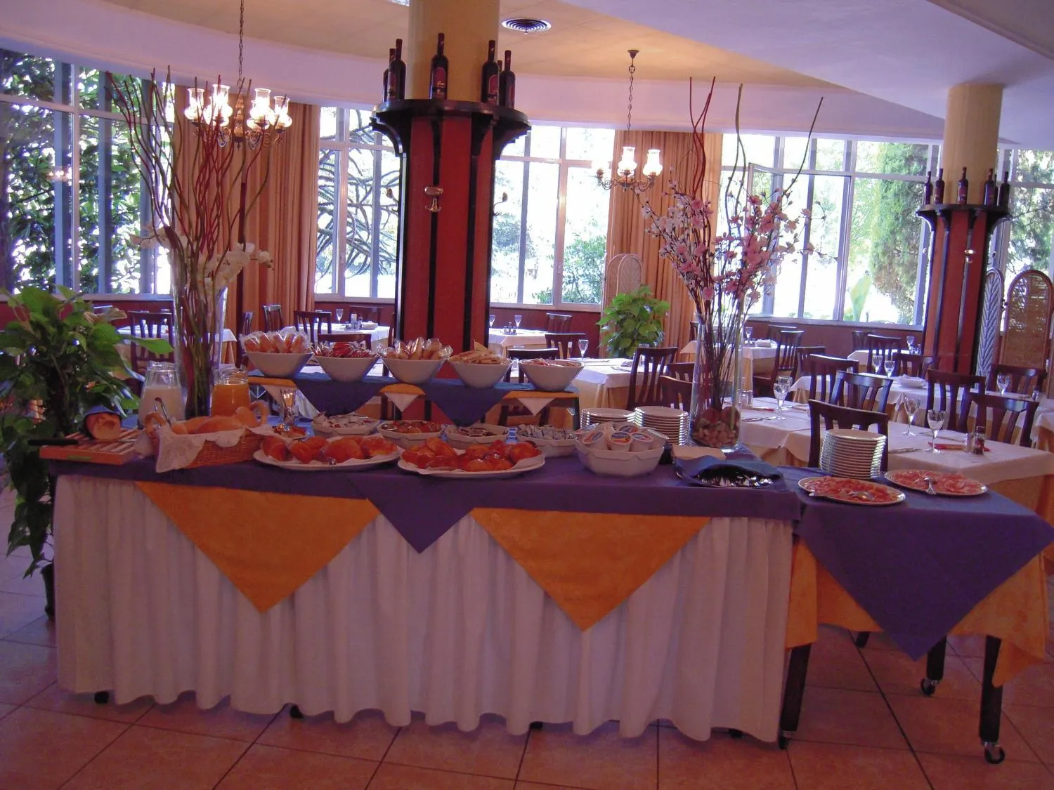 Restaurant/places to eat in Hotel Olimpic