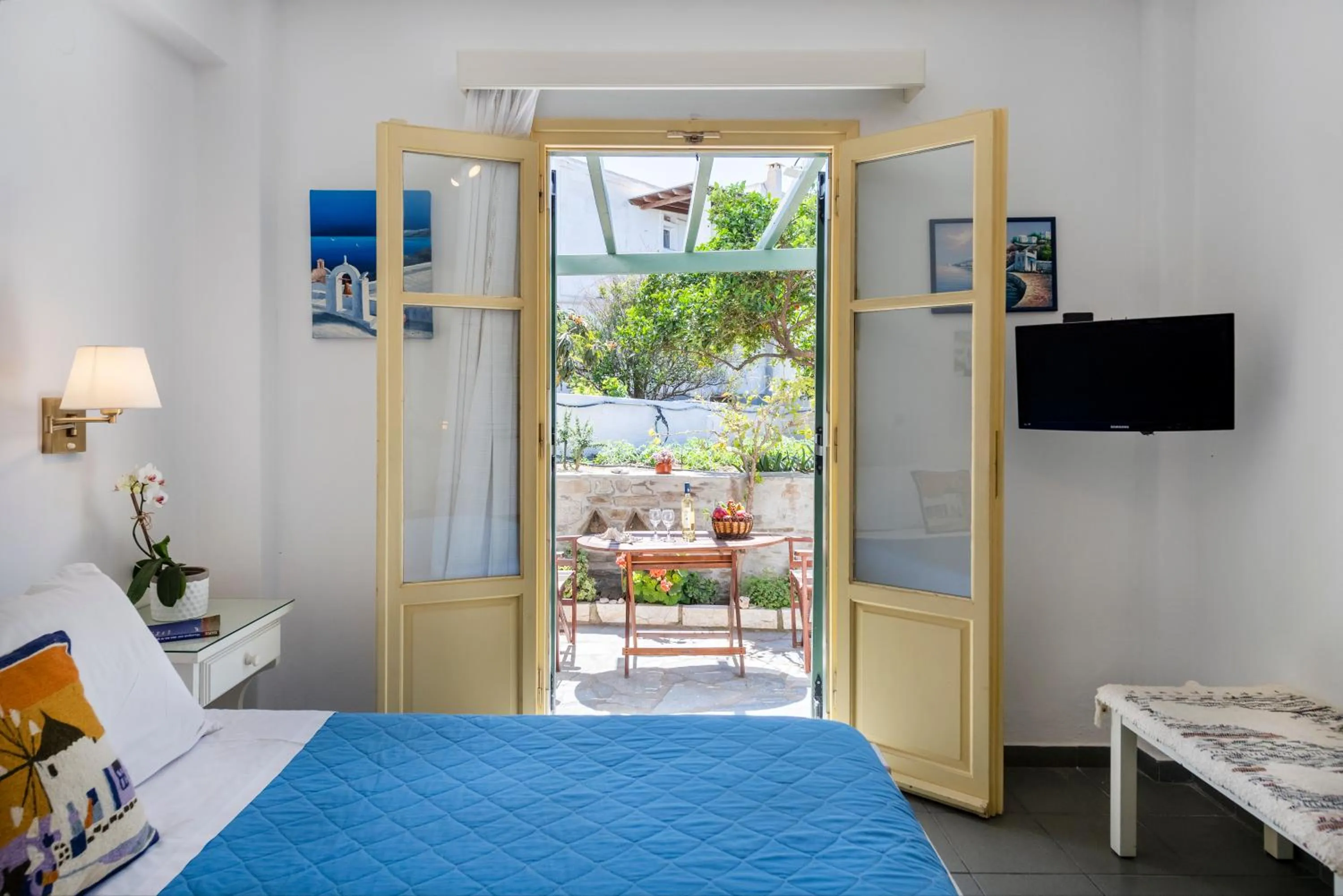 Photo of the whole room, Bed in Margarita Studios