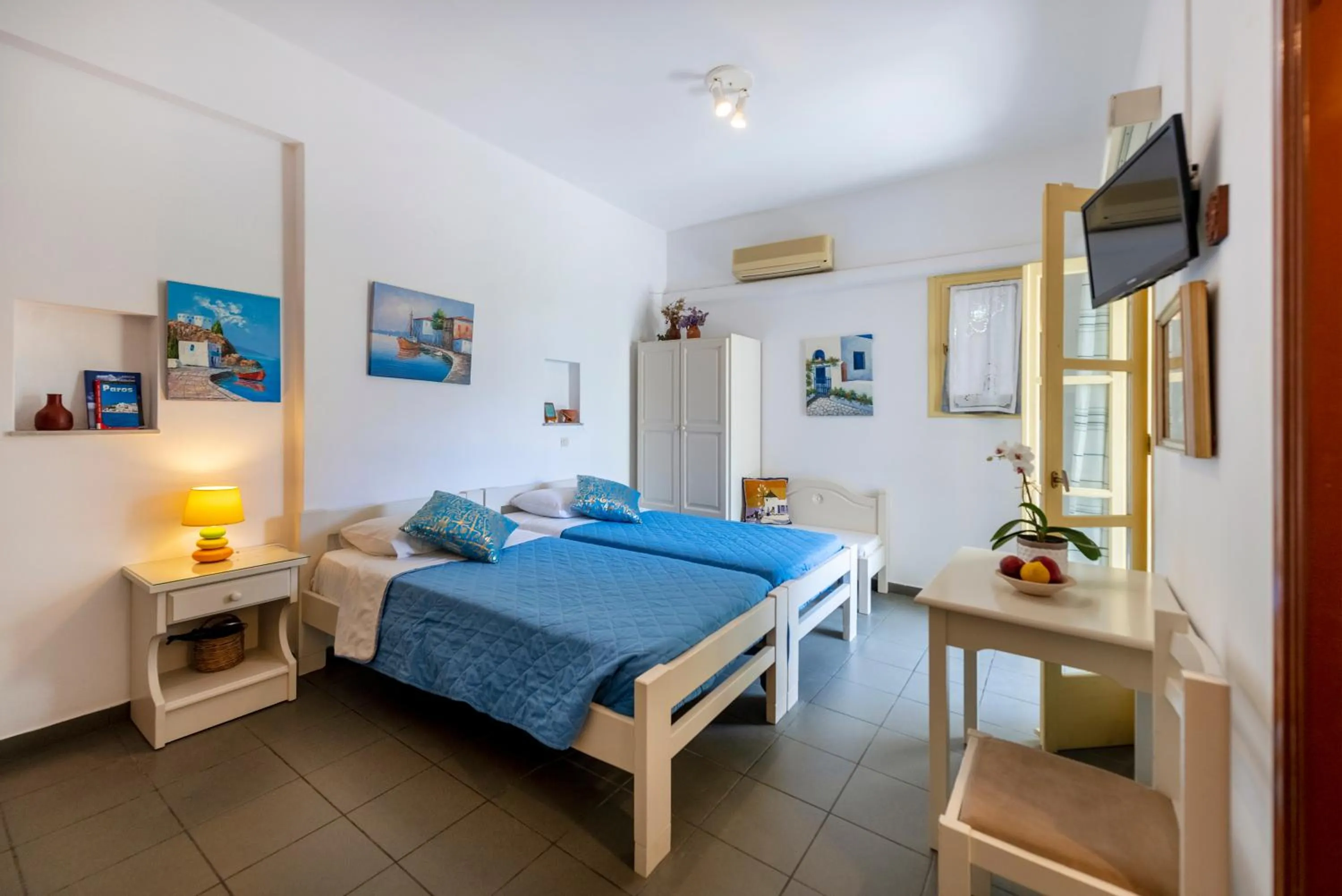 Photo of the whole room, Bed in Margarita Studios