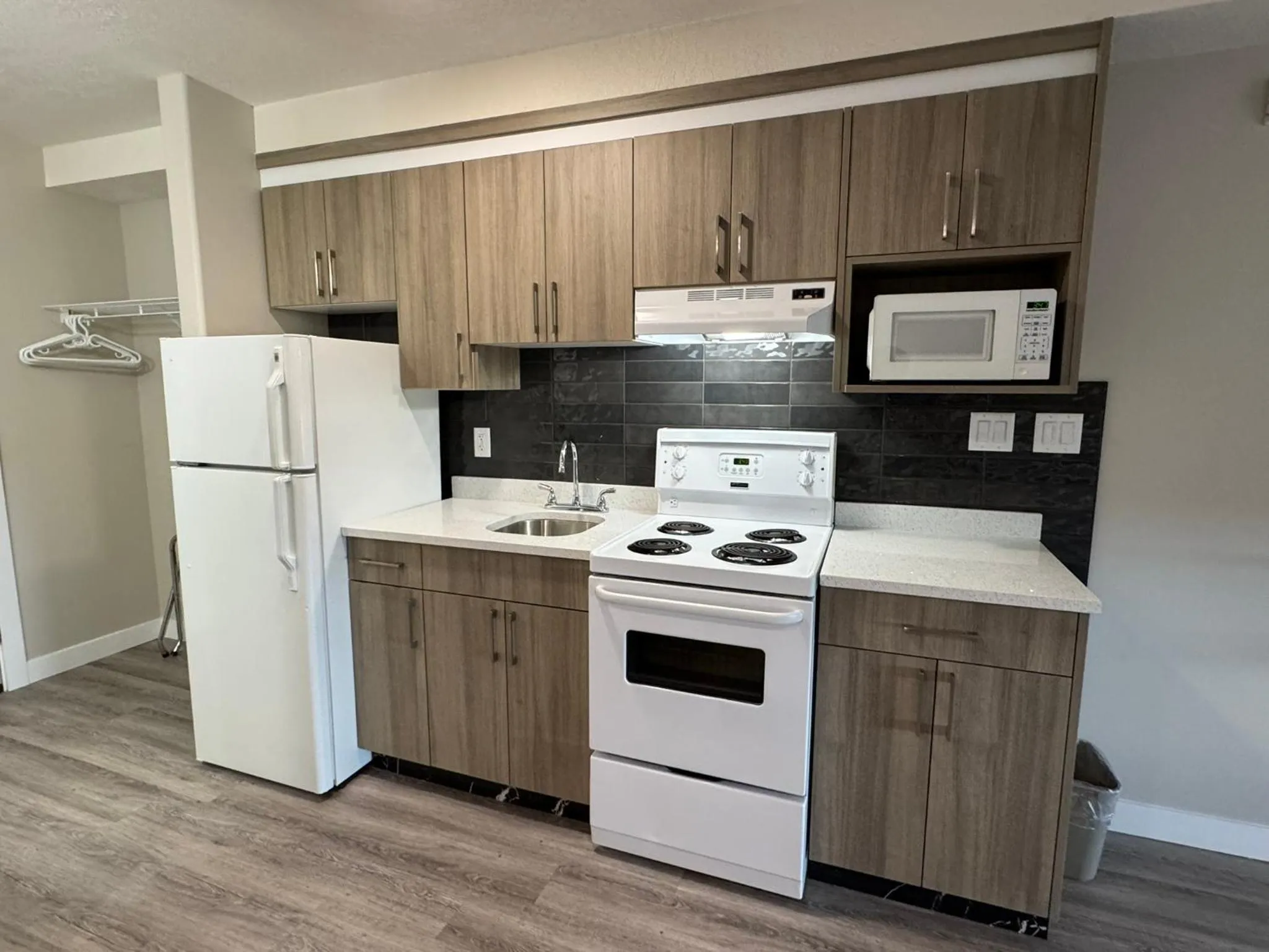 Kitchen or kitchenette in Western Budget Motel Leduc #3