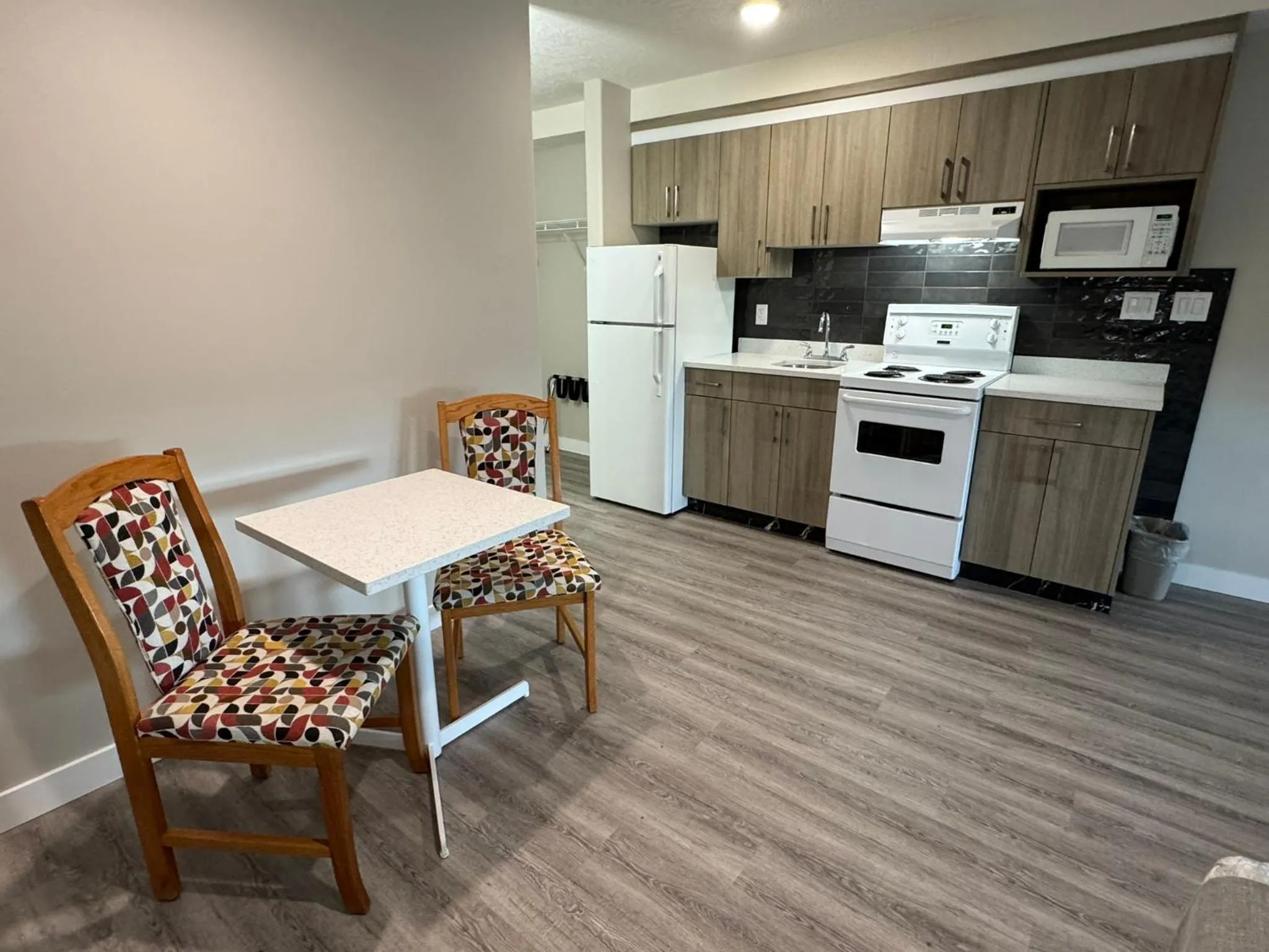 Kitchen or kitchenette in Western Budget Motel Leduc #3