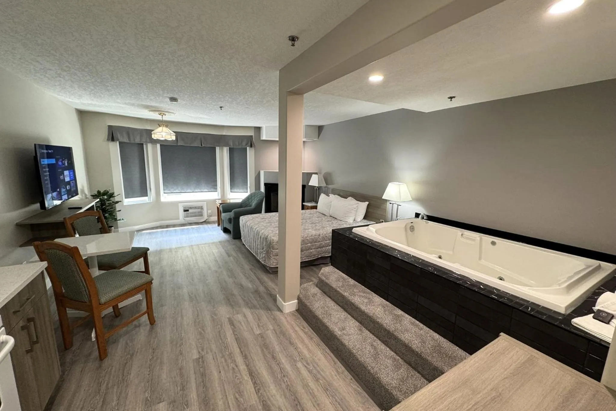 Hot Tub, Bed in Western Budget Motel Leduc #3