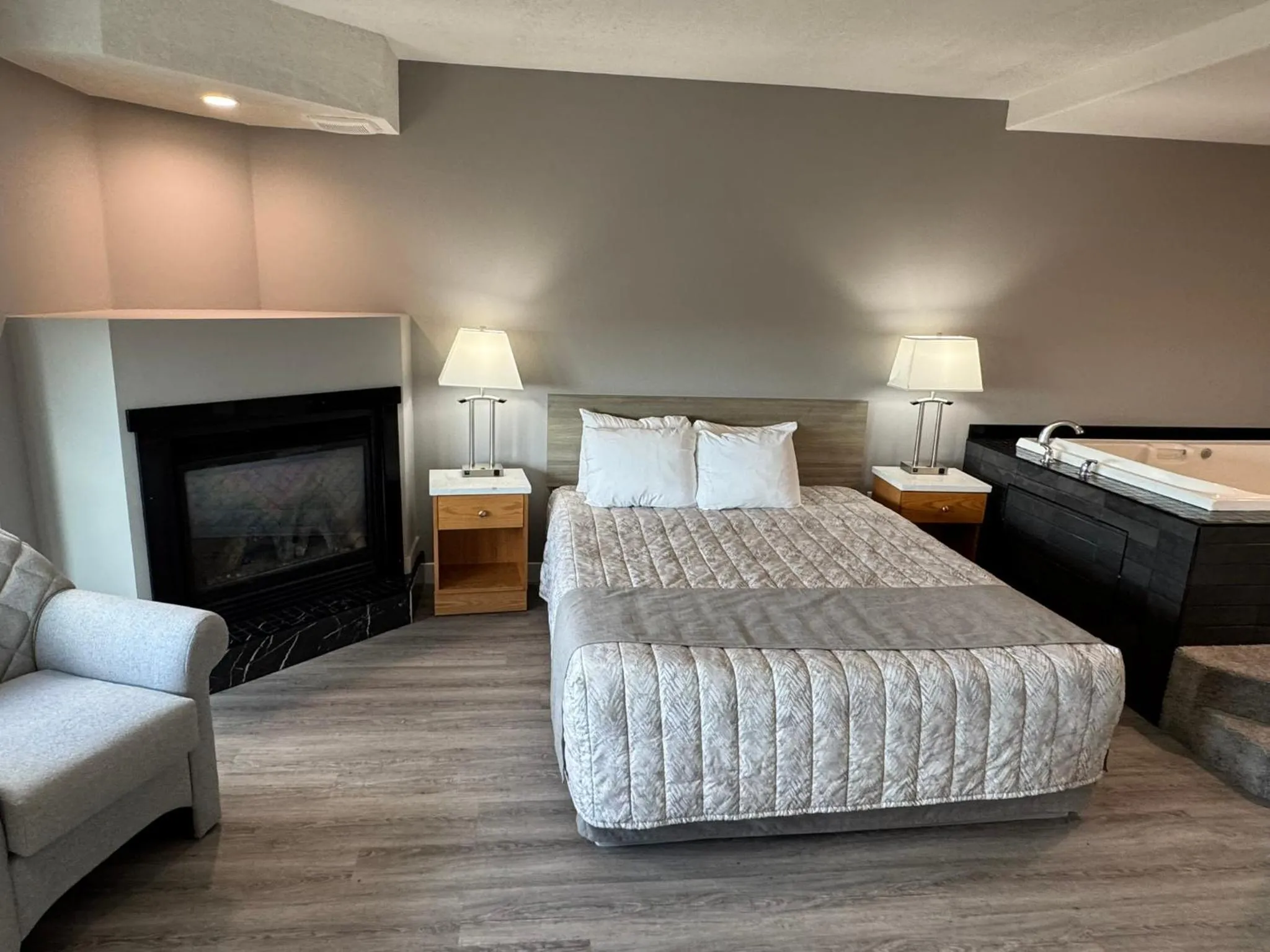 Bed in Western Budget Motel Leduc #3