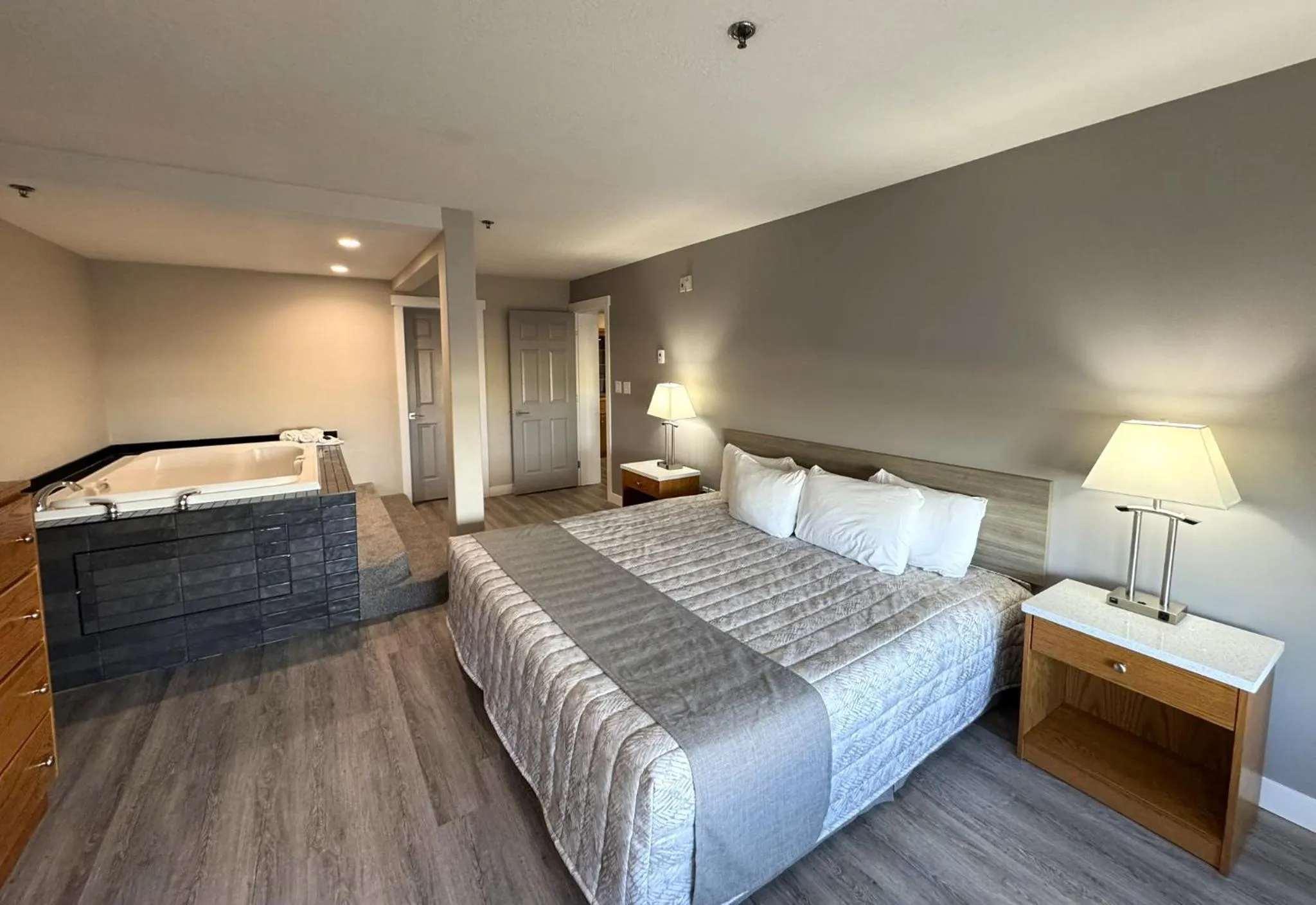 Hot Tub, Bed in Western Budget Motel Leduc #3