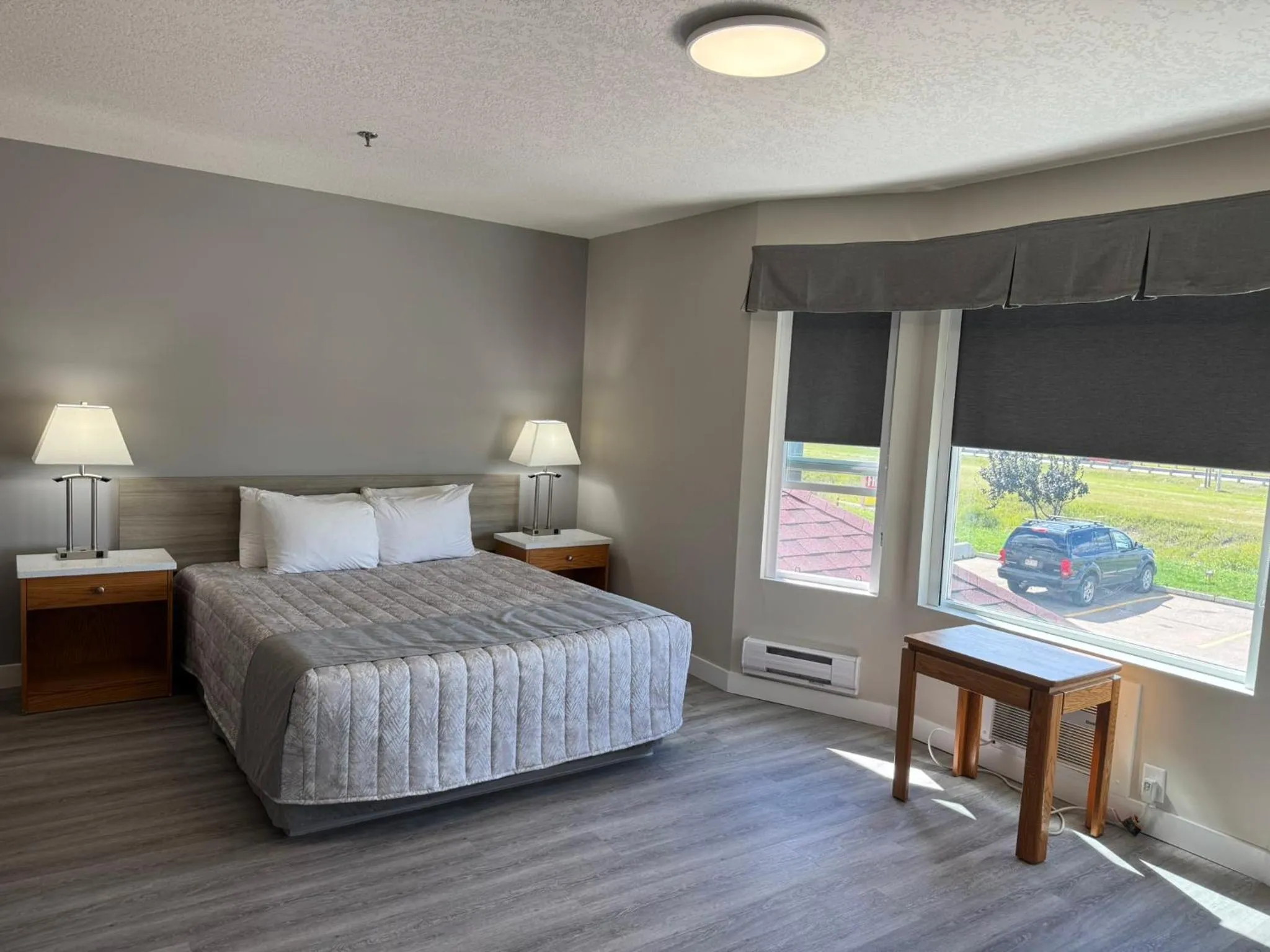 Bed in Western Budget Motel Leduc #3