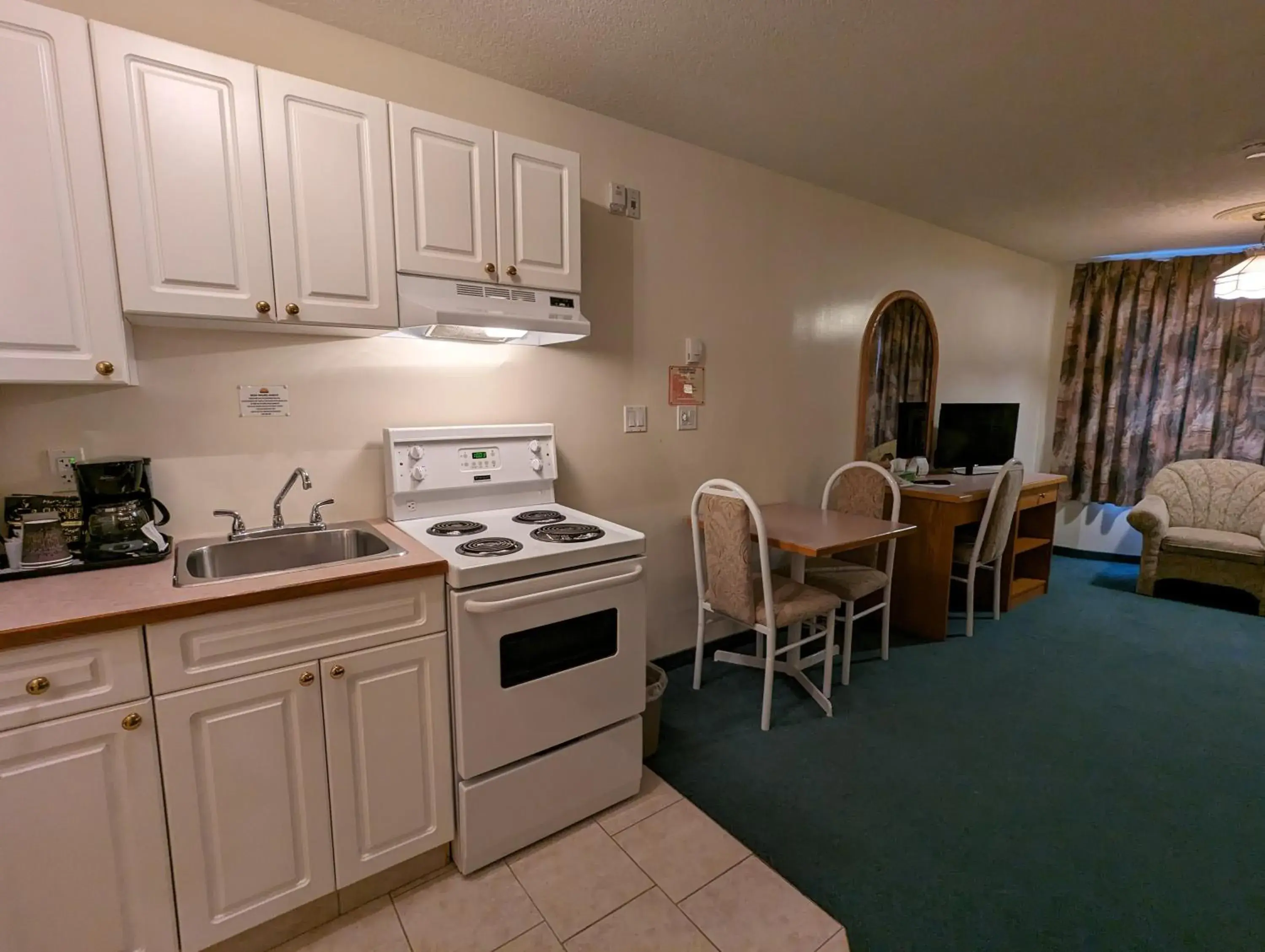 Queen Studio in Western Budget Motel Leduc #3 Queen Studio in Western Budget Motel Leduc #3