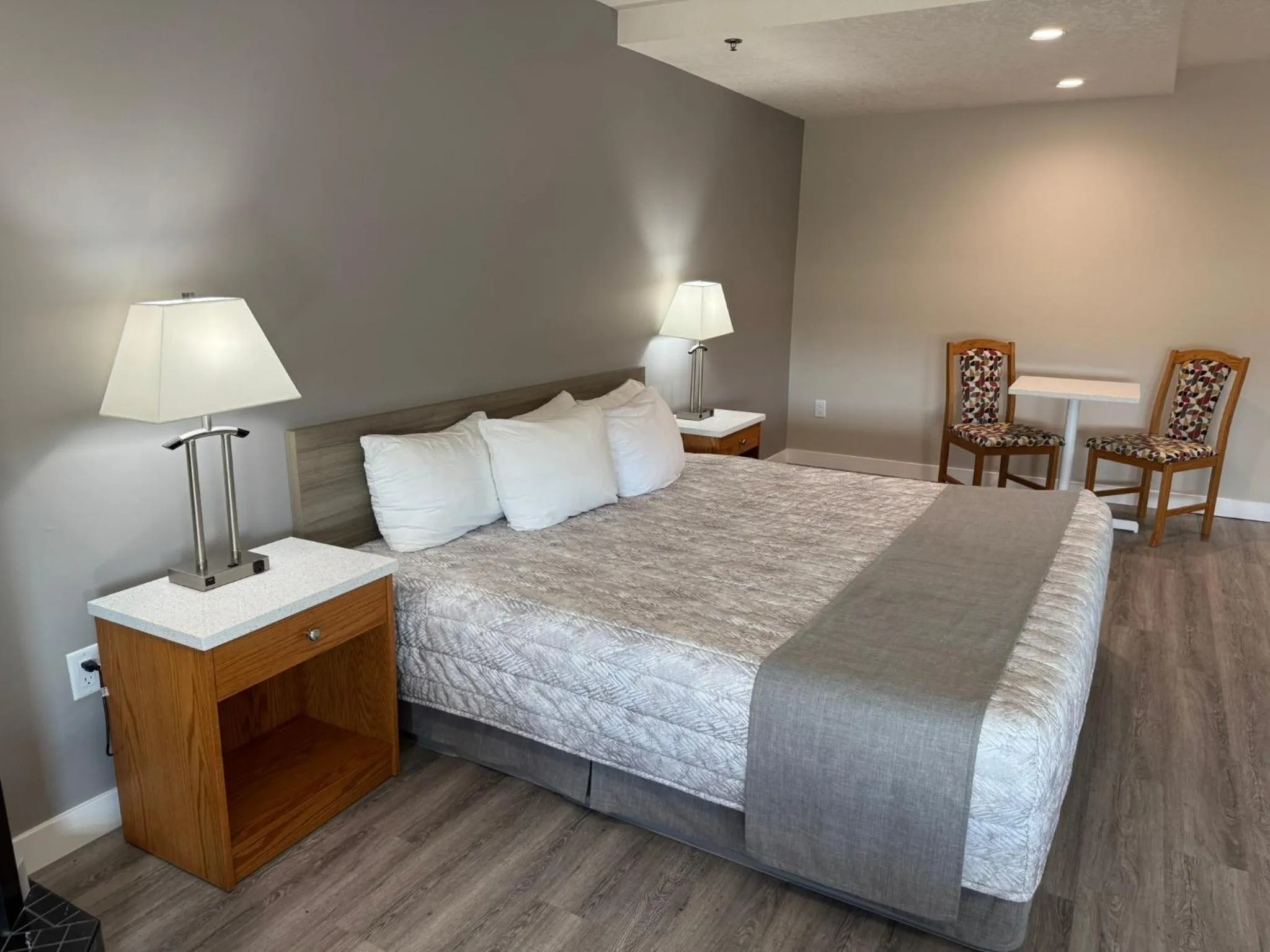 Bed in Western Budget Motel Leduc #3