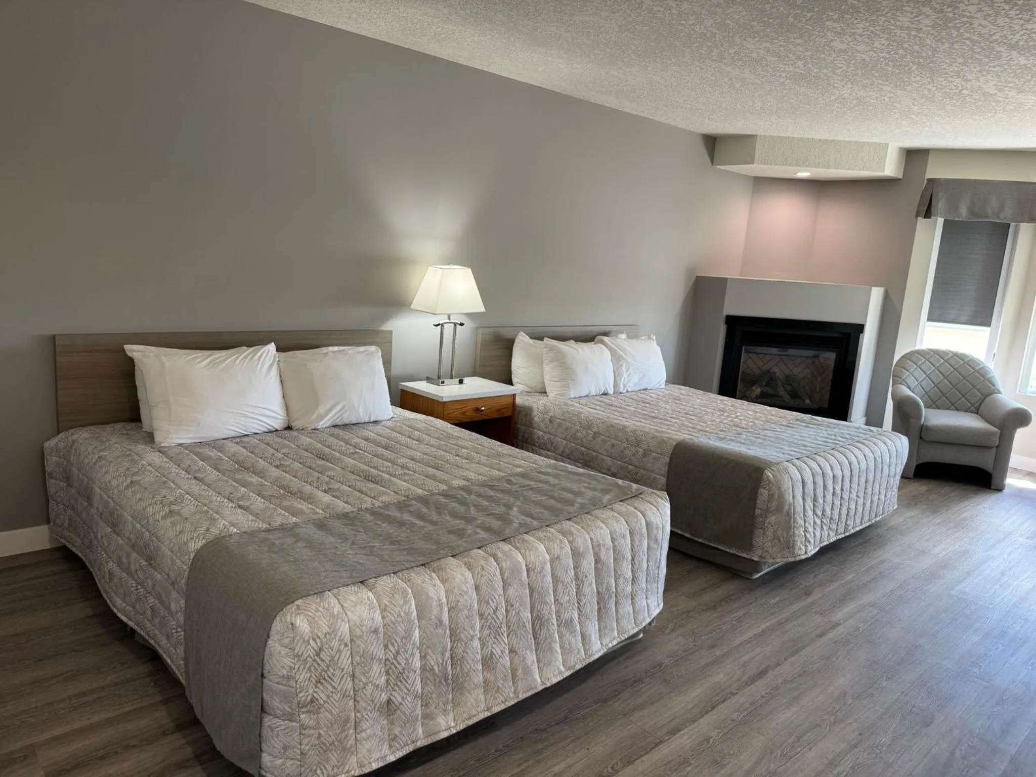 Bed in Western Budget Motel Leduc #3