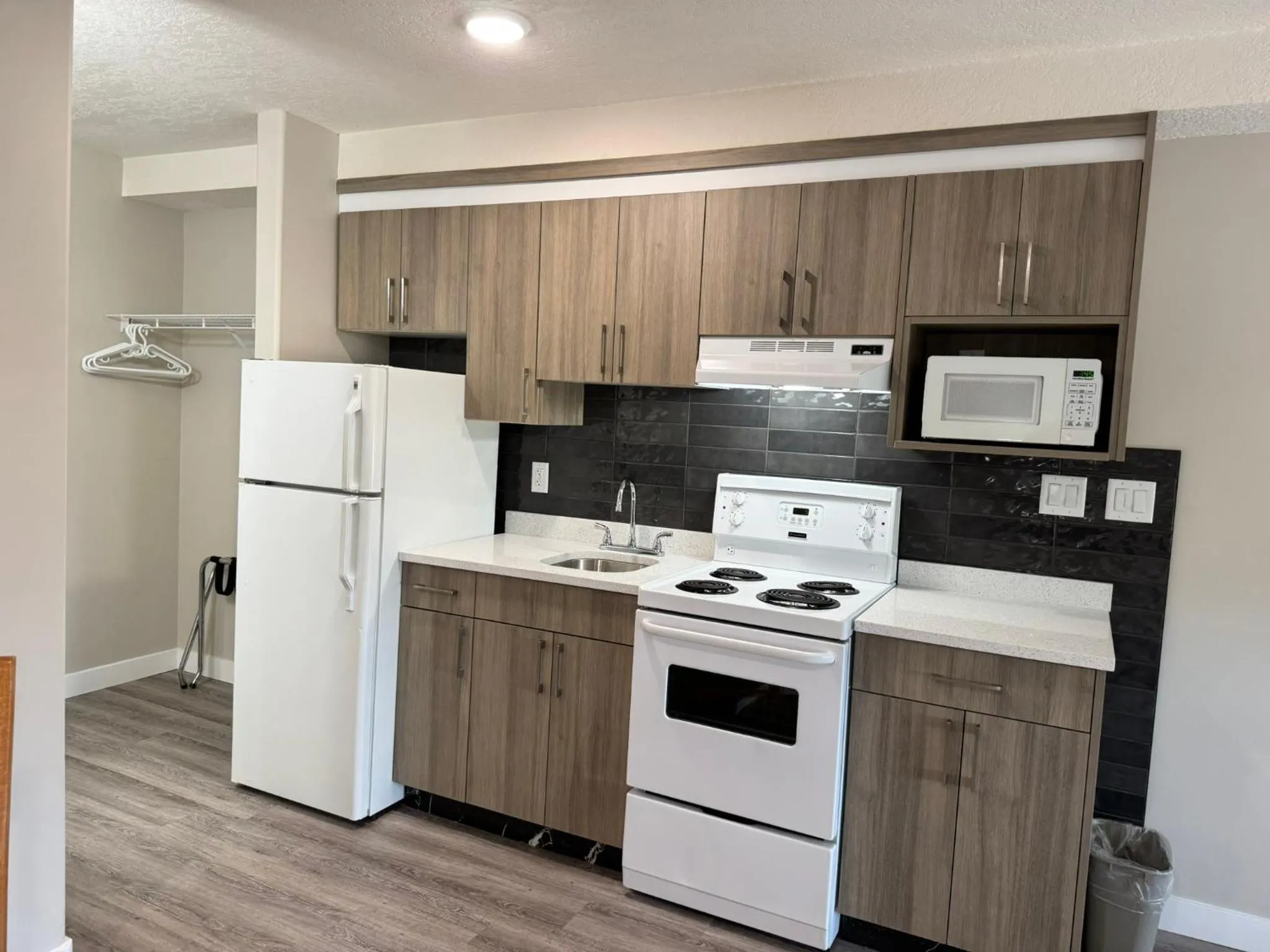 Kitchen or kitchenette in Western Budget Motel Leduc #3