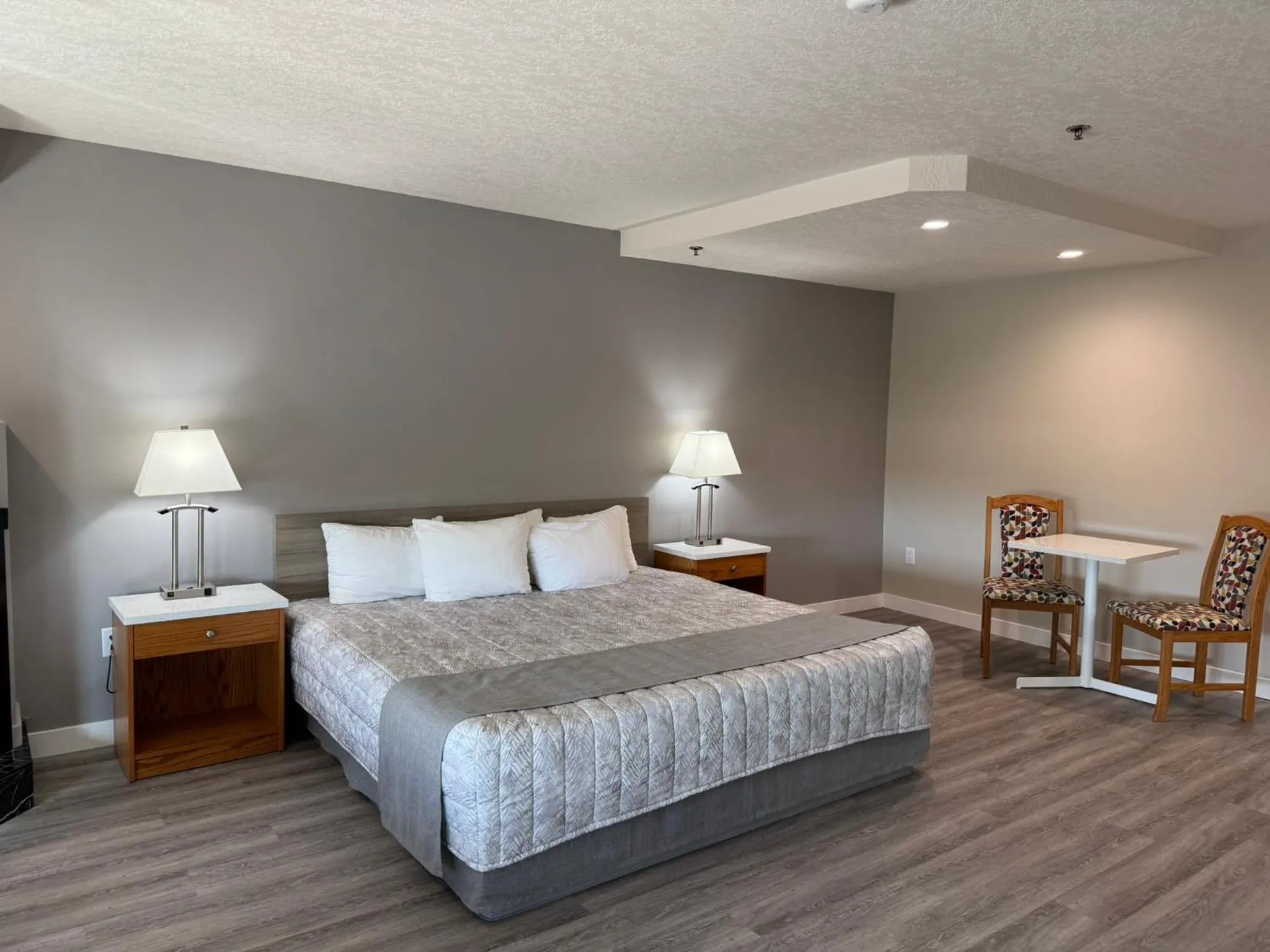 Bed in Western Budget Motel Leduc #3