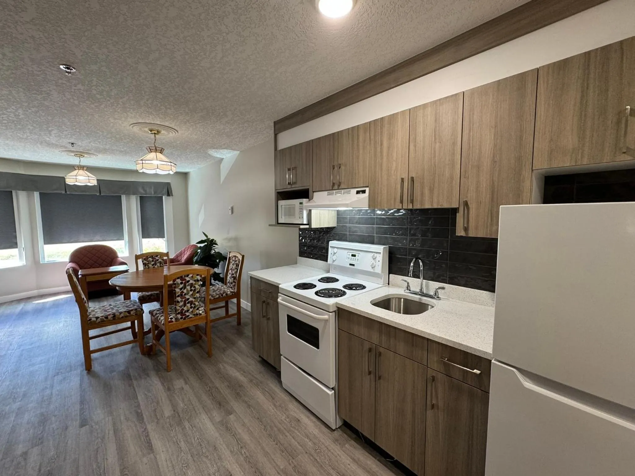 Kitchen or kitchenette in Western Budget Motel Leduc #3