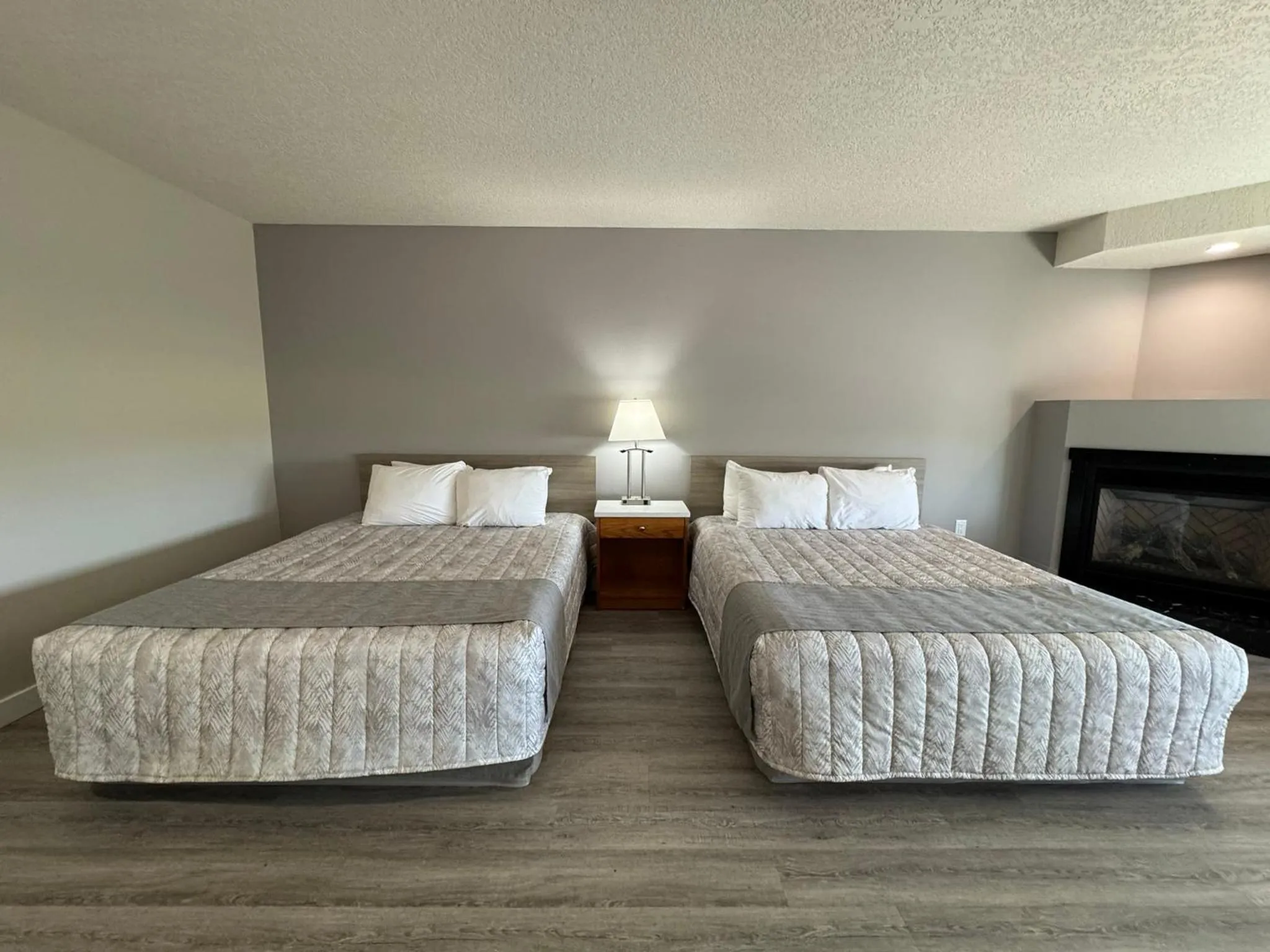 Bed in Western Budget Motel Leduc #3