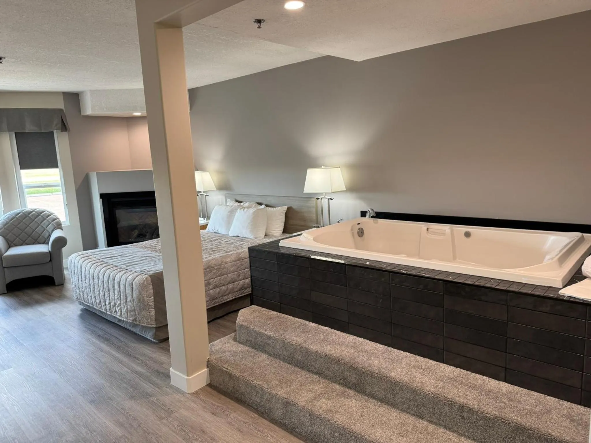 Hot Tub, Bed in Western Budget Motel Leduc #3