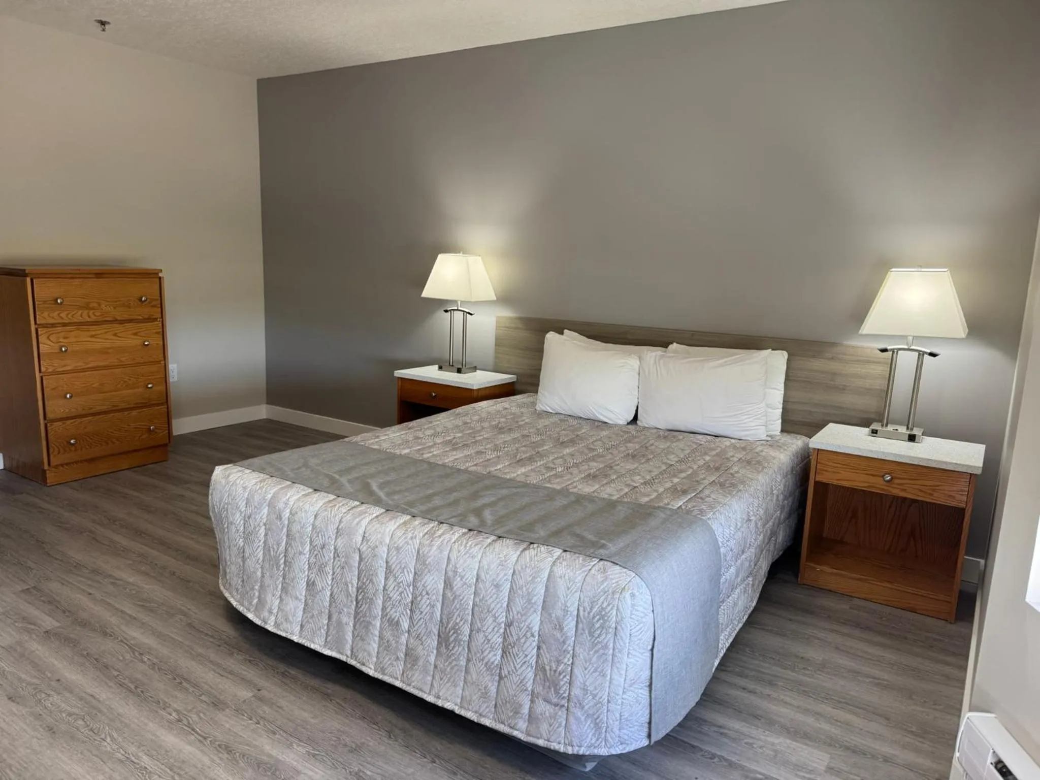 Bed in Western Budget Motel Leduc #3