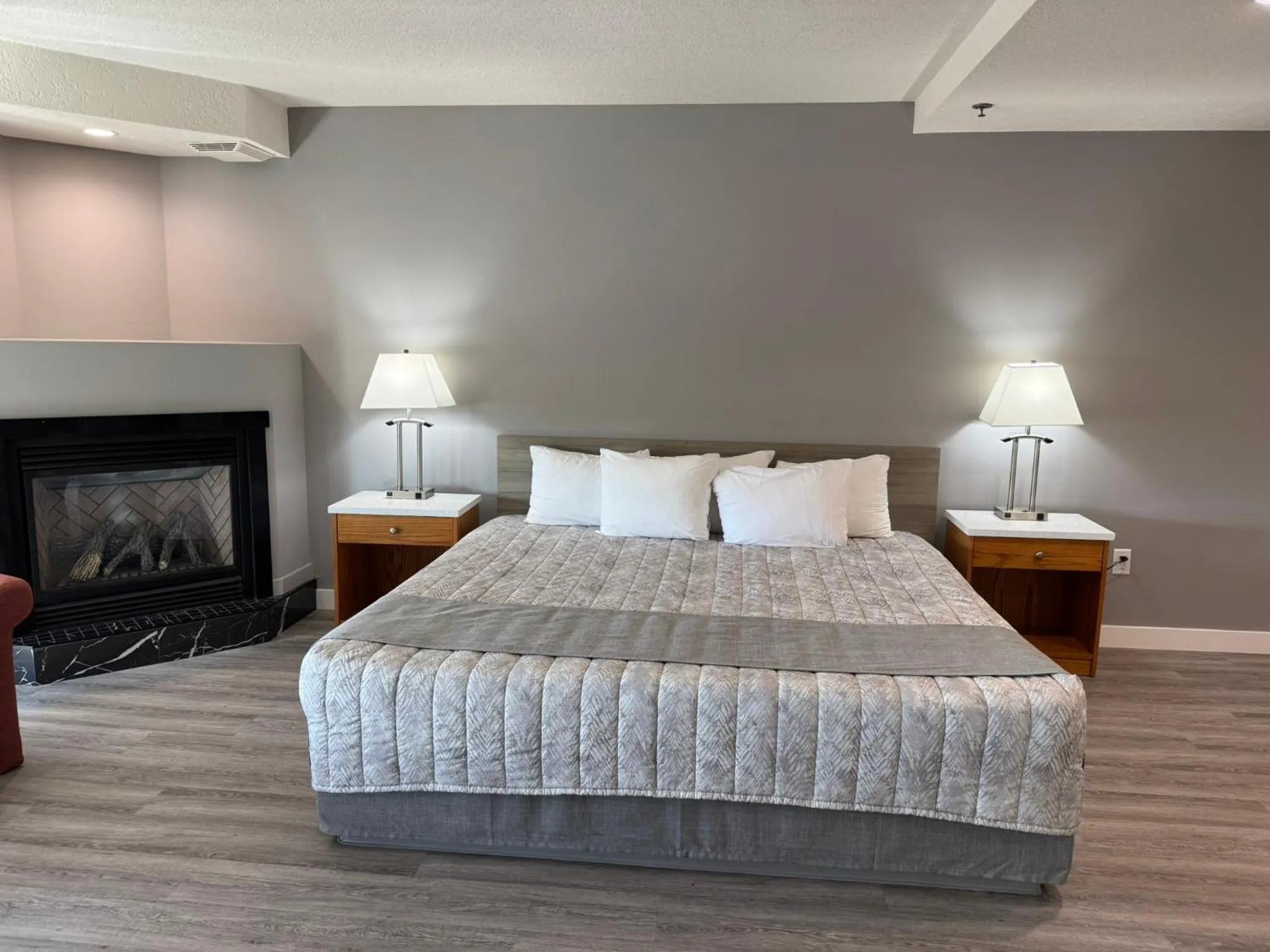 Bed in Western Budget Motel Leduc #3