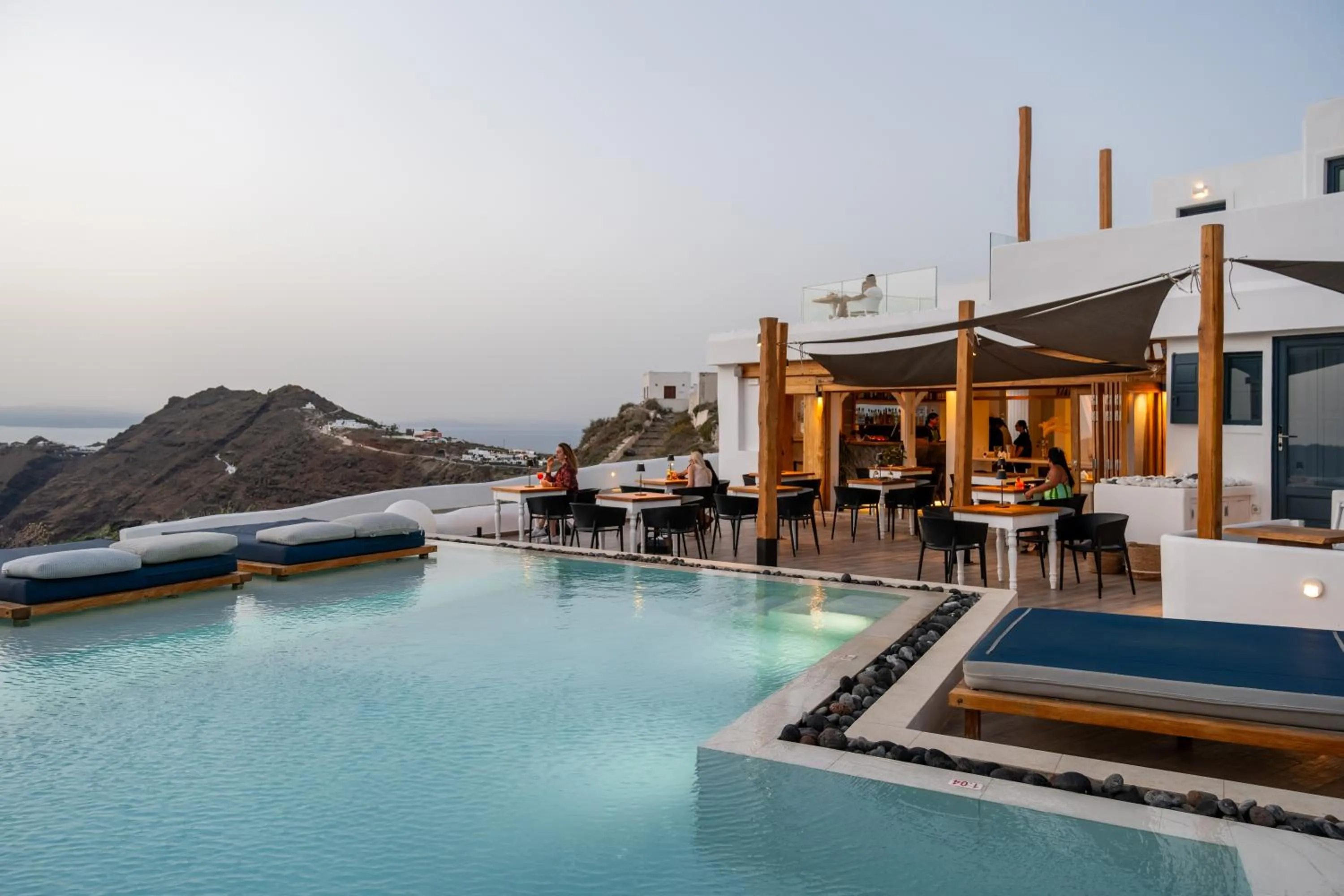 Restaurant/places to eat in Amaze Suites