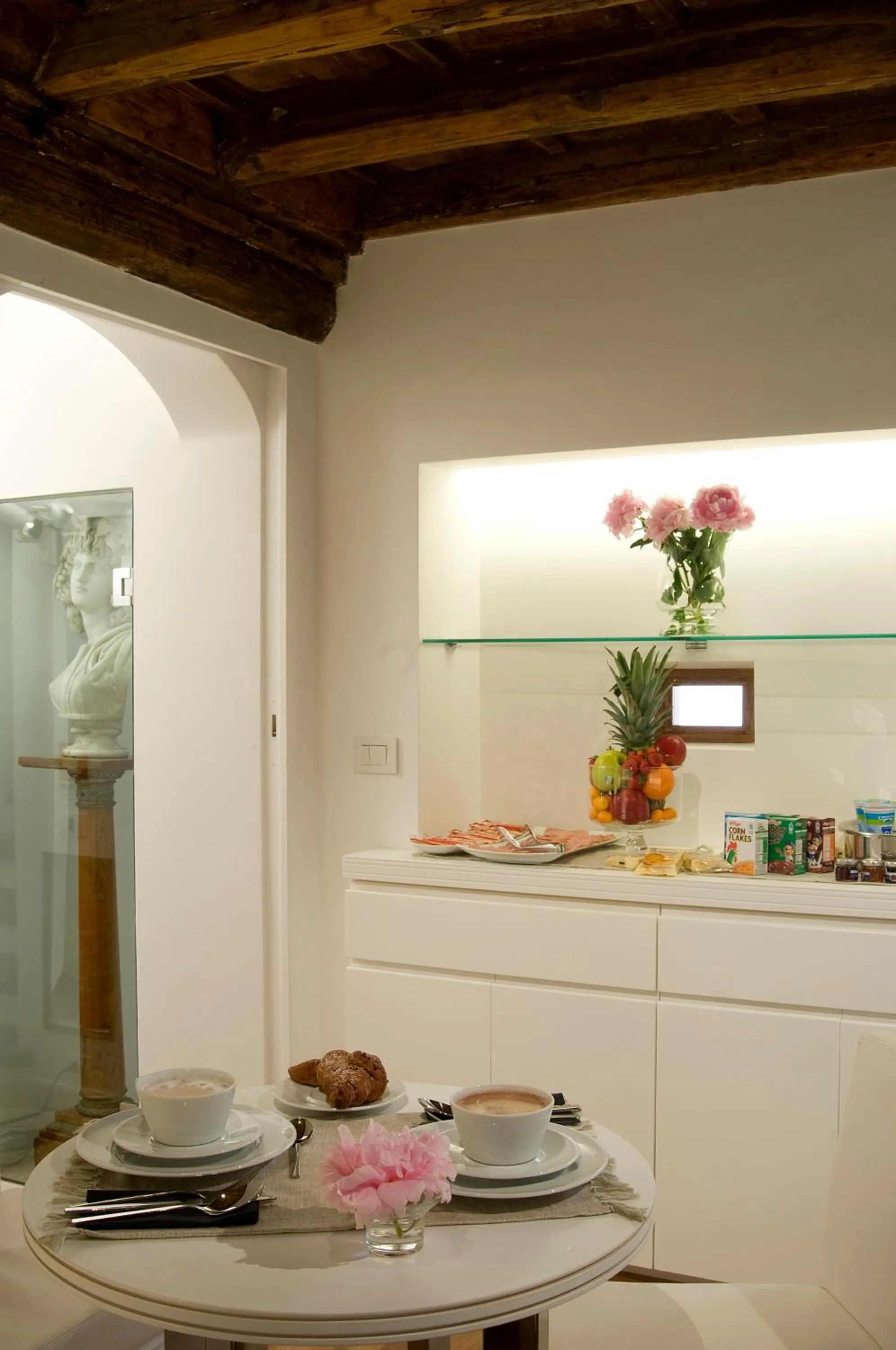 Restaurant/places to eat in Gigli D'Oro Suite