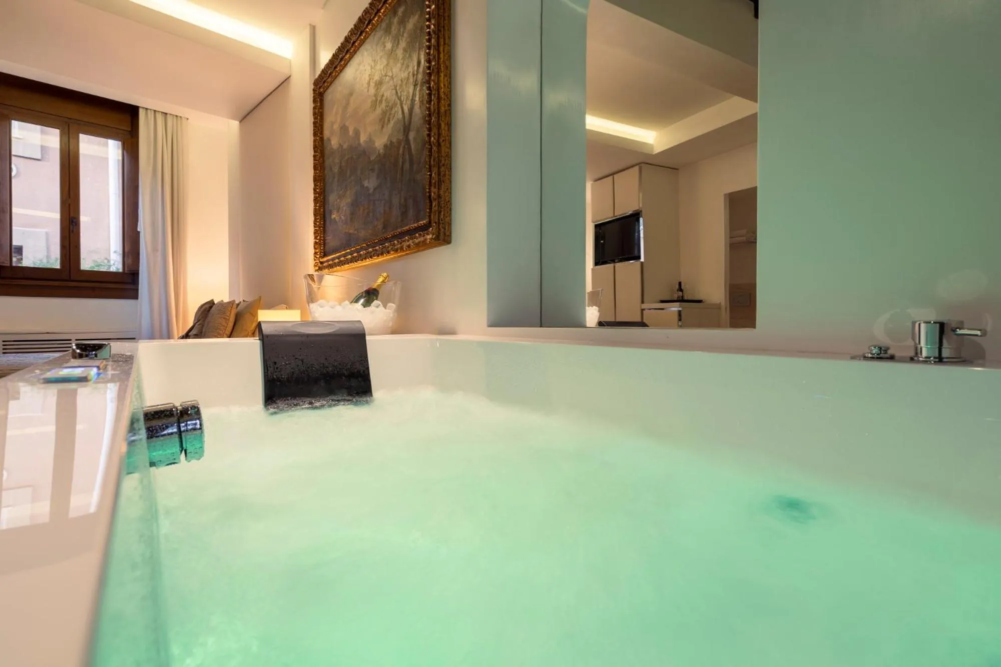 Hot Tub in Gigli D'Oro Suite