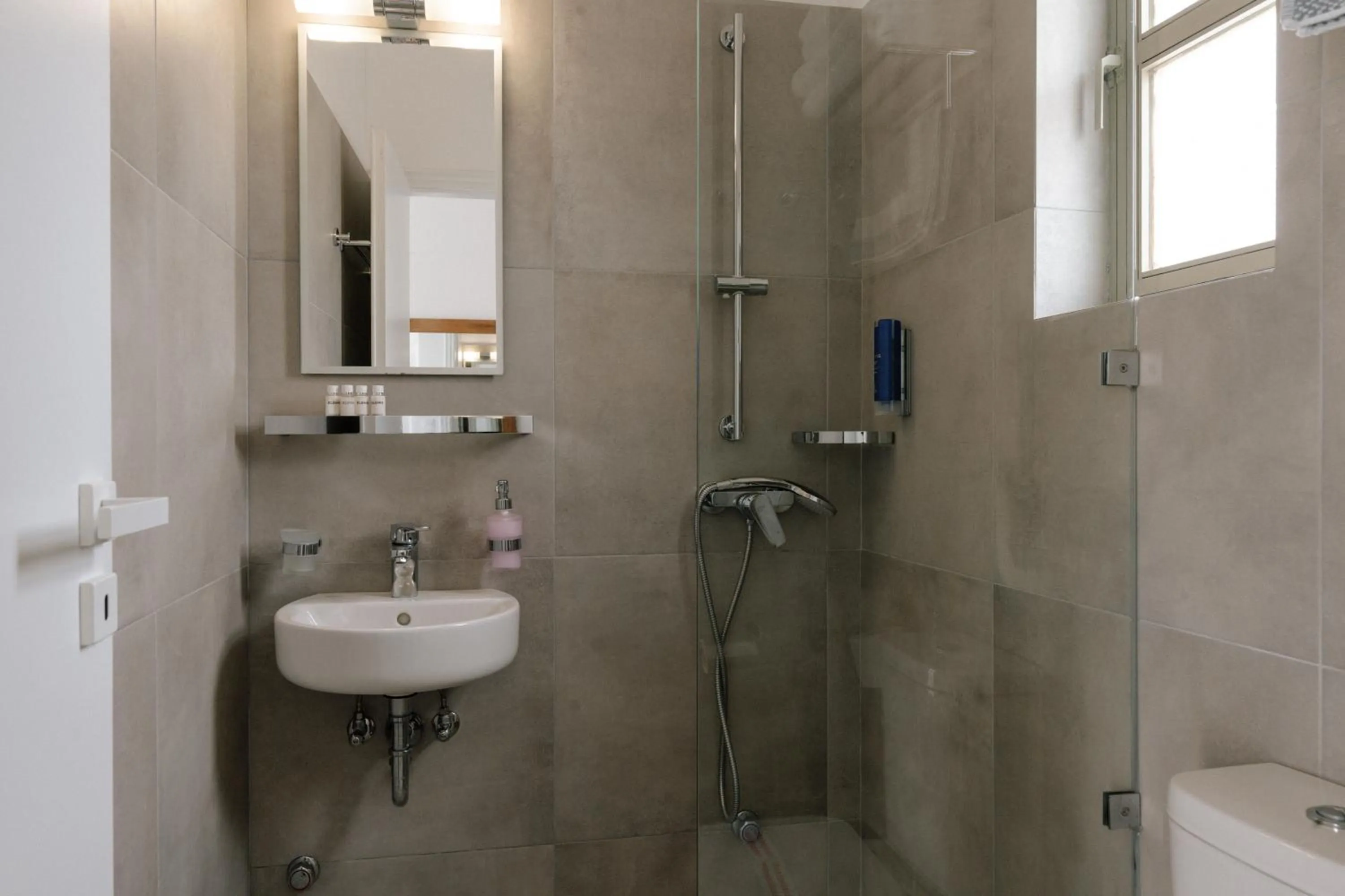 Bathroom in Pnoi Hotel