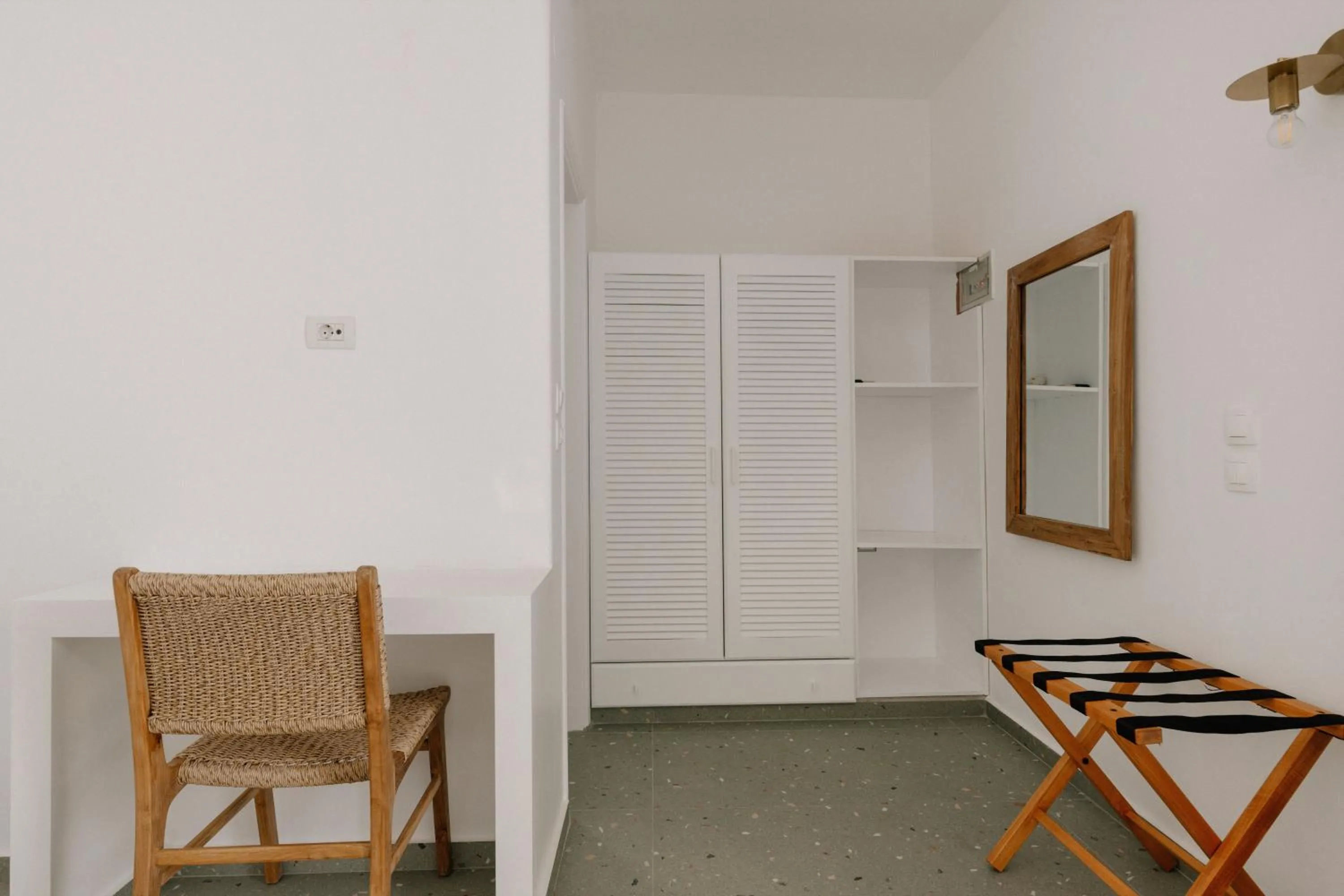 wardrobe in Pnoi Hotel