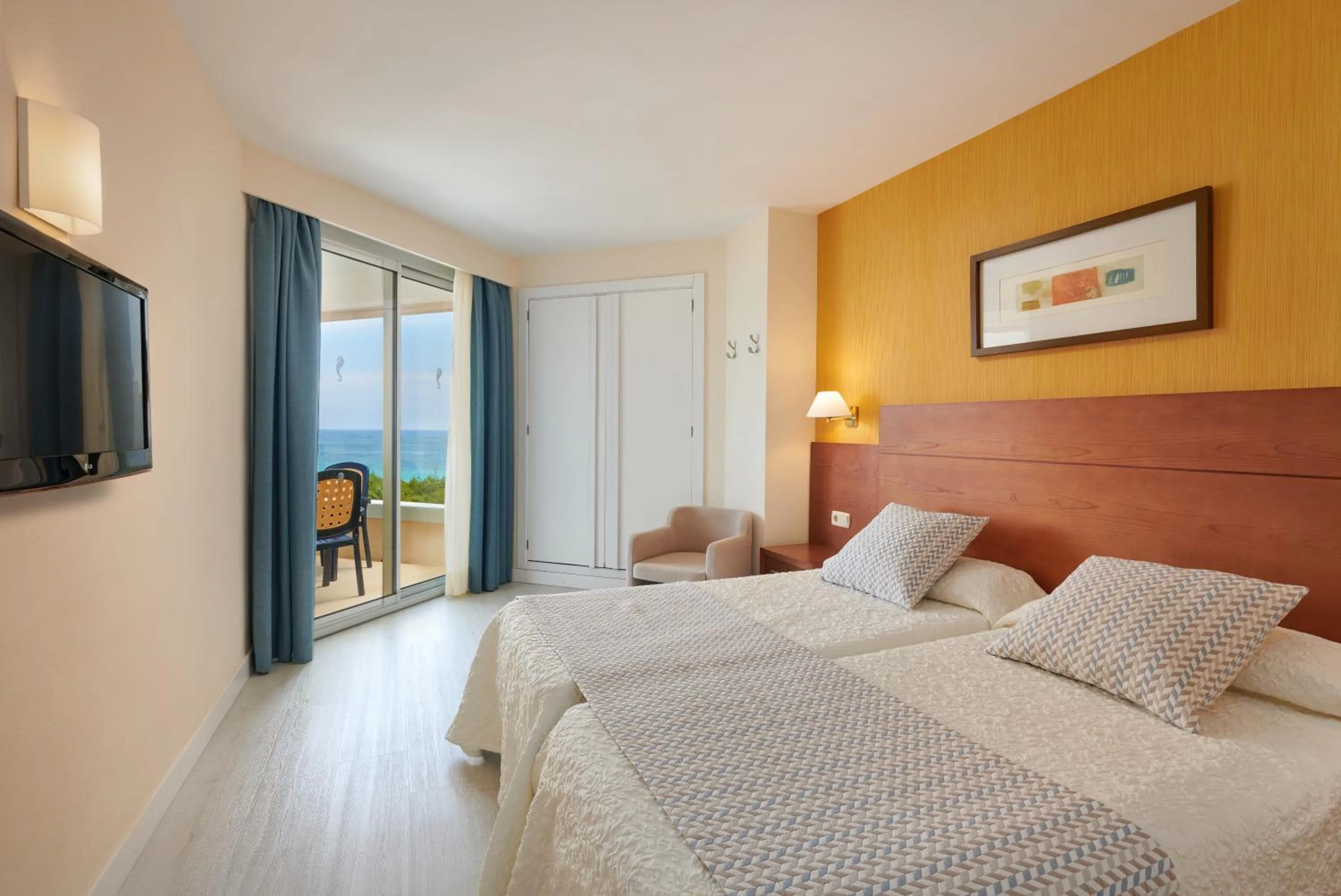 Bed in Hipotels Bahía Grande Aparthotel