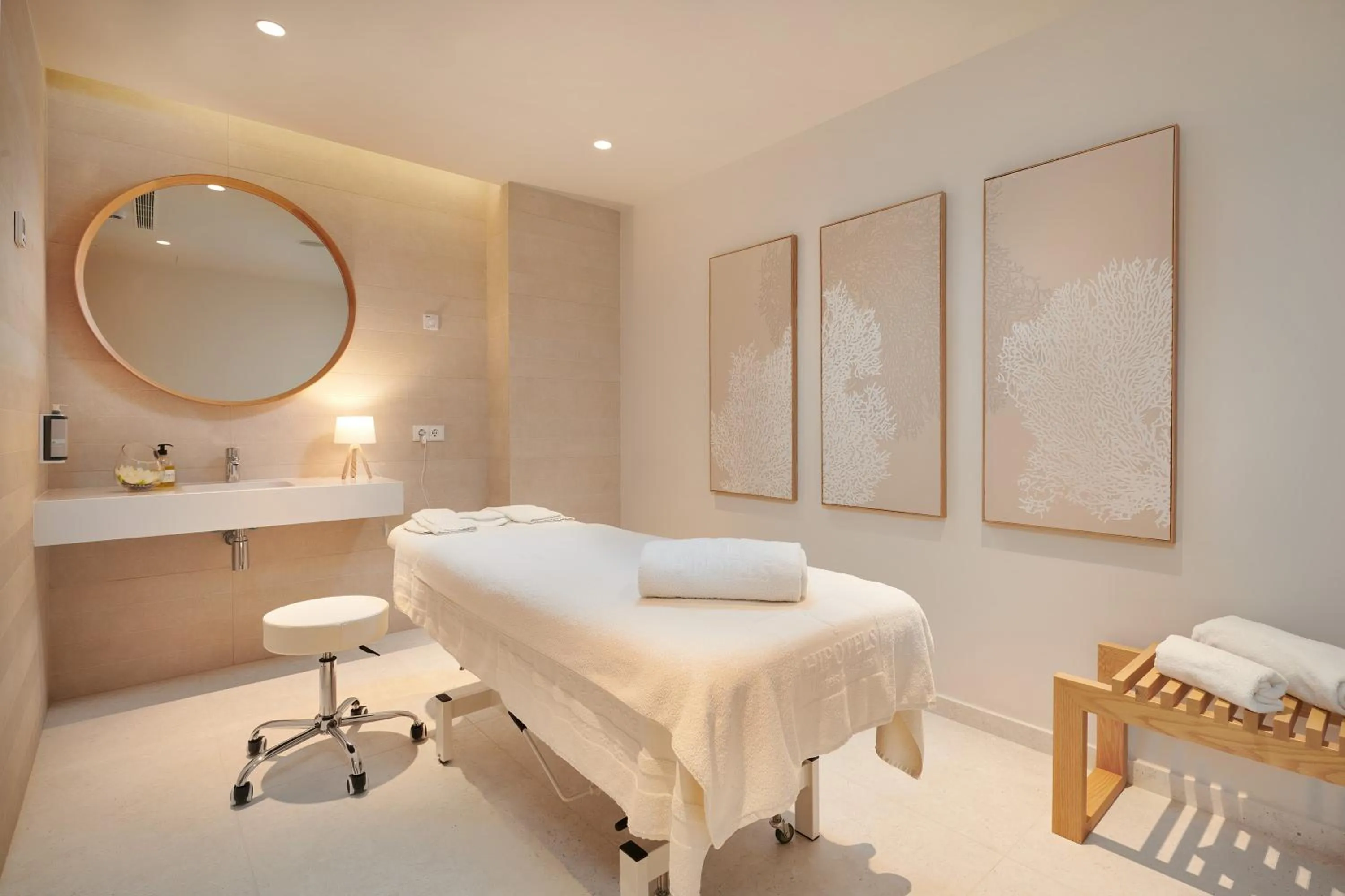 Massage in Hipotels Bahía Grande Aparthotel