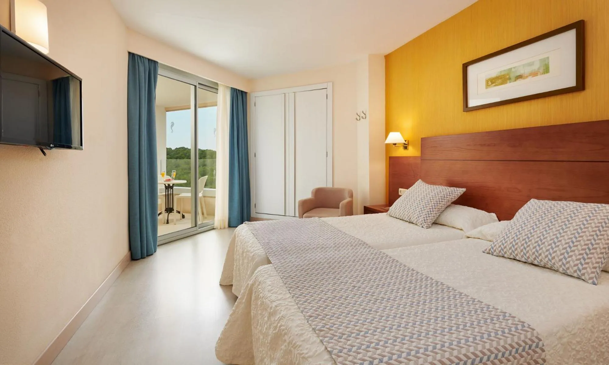 Bed in Hipotels Bahía Grande Aparthotel