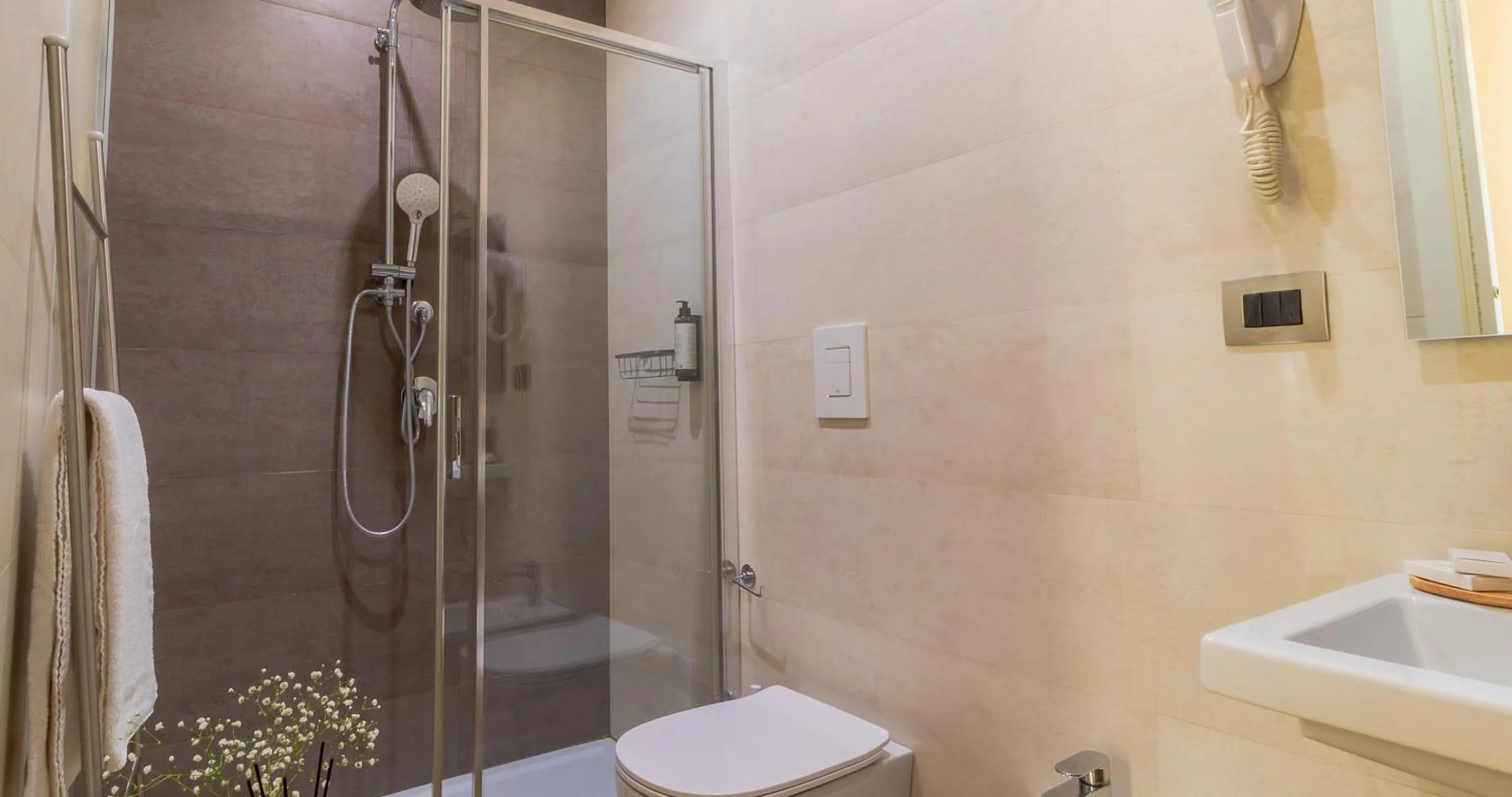 Shower in Musto Suites & Rooms