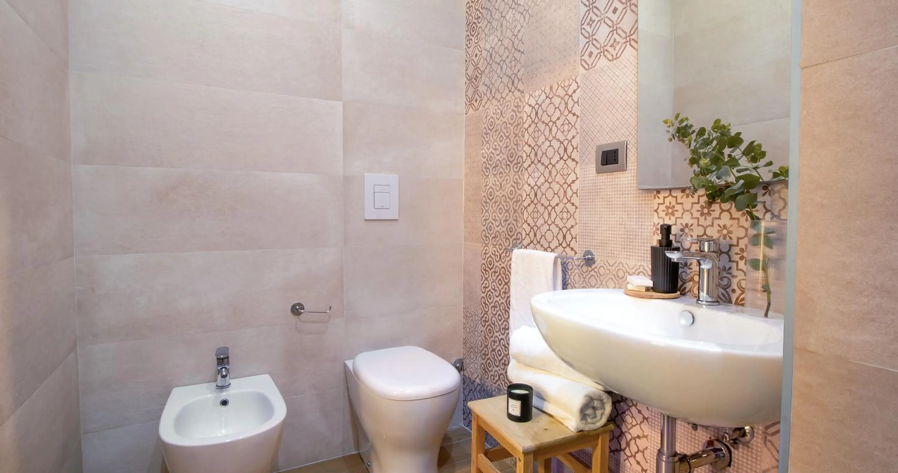 Shower in Musto Suites & Rooms