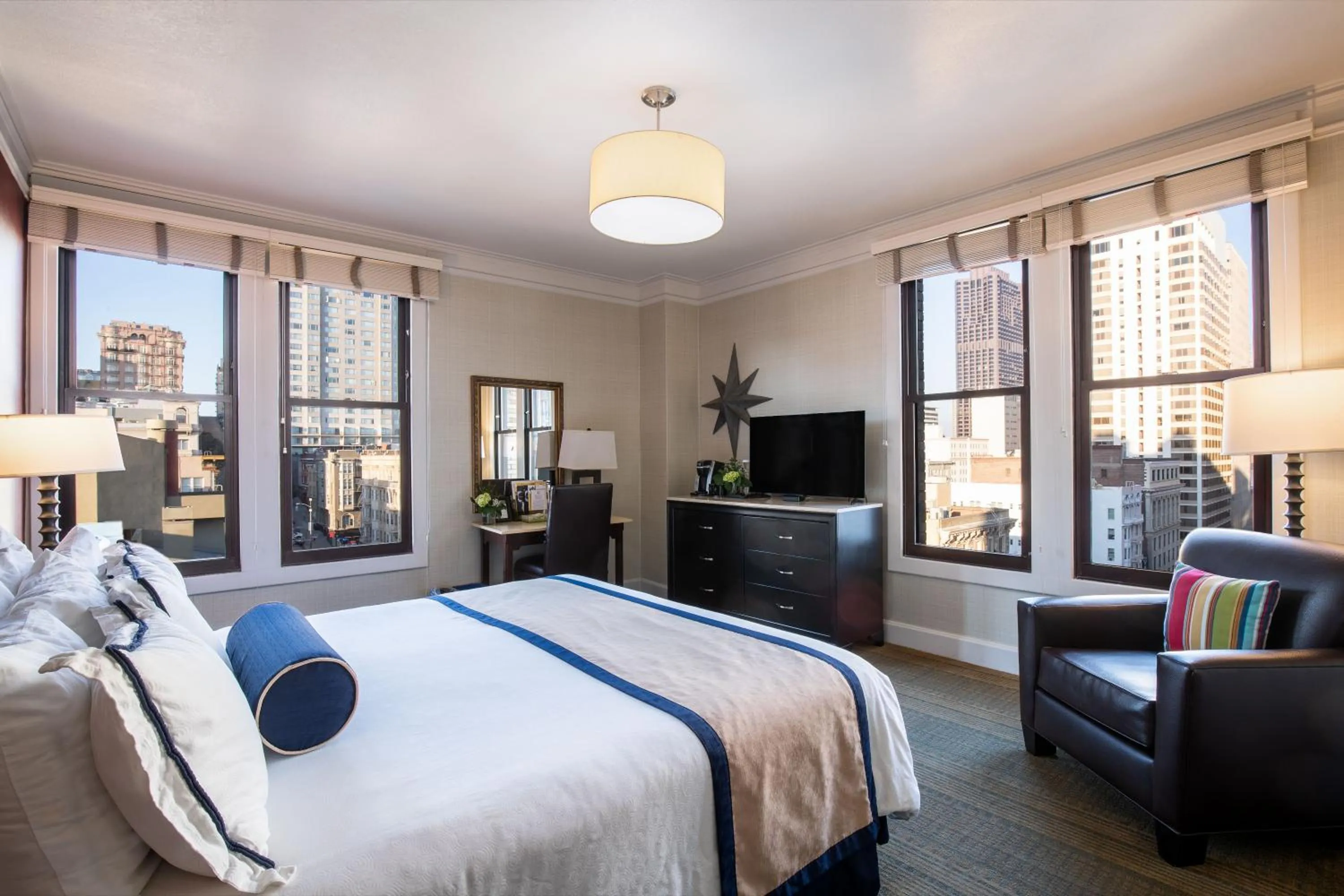 City view, Bed in Marines' Memorial Club & Hotel Union Square