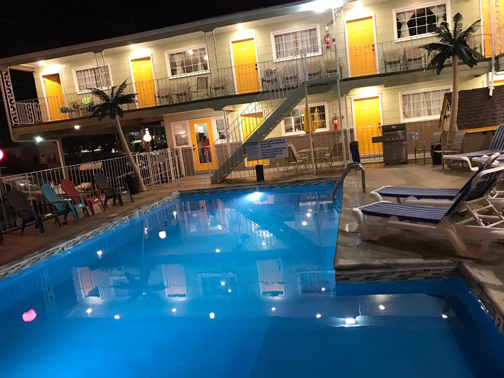 Swimming pool in Sunrise Inn