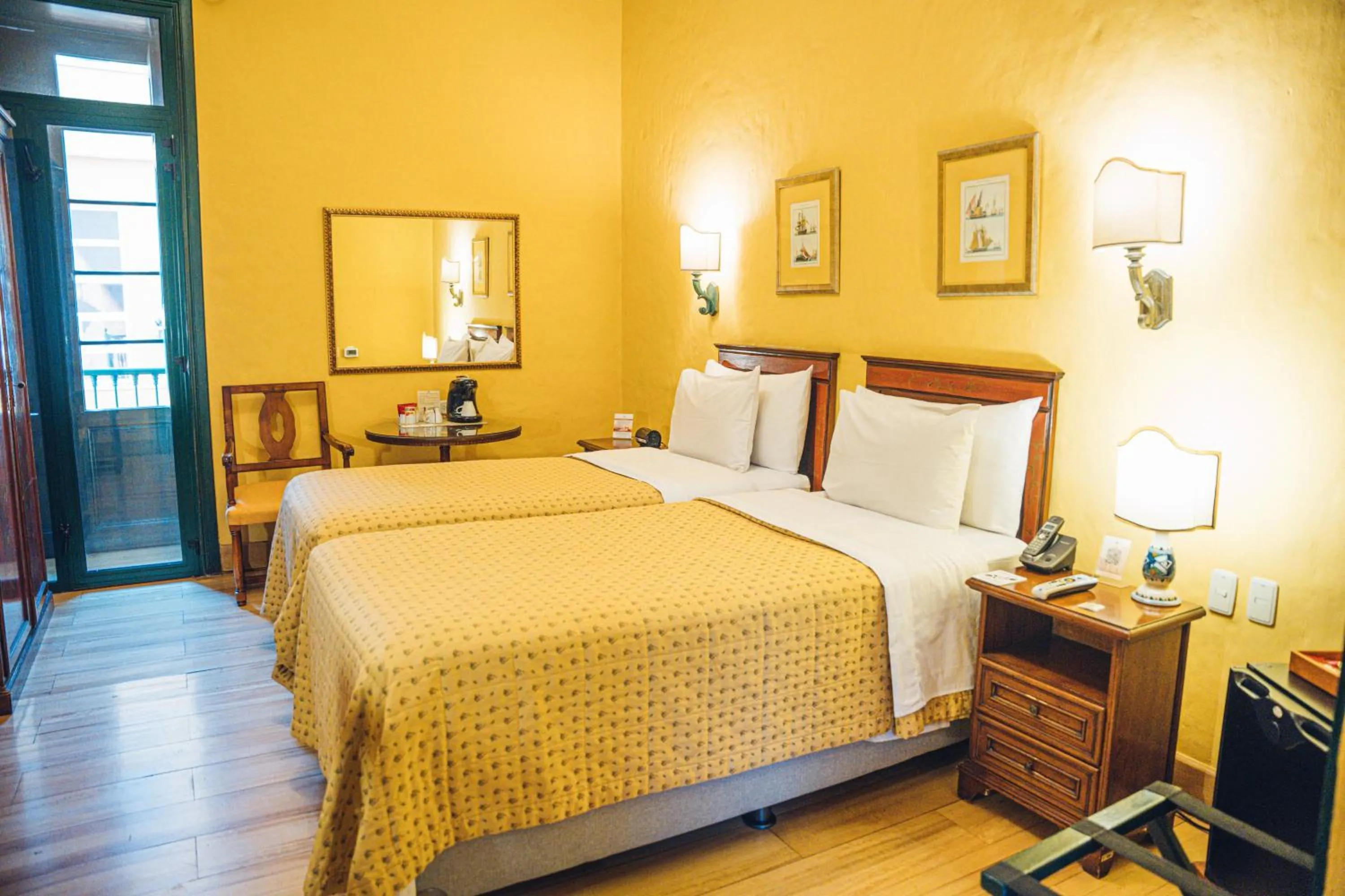 Property building, Bed in Hotel De La Opera