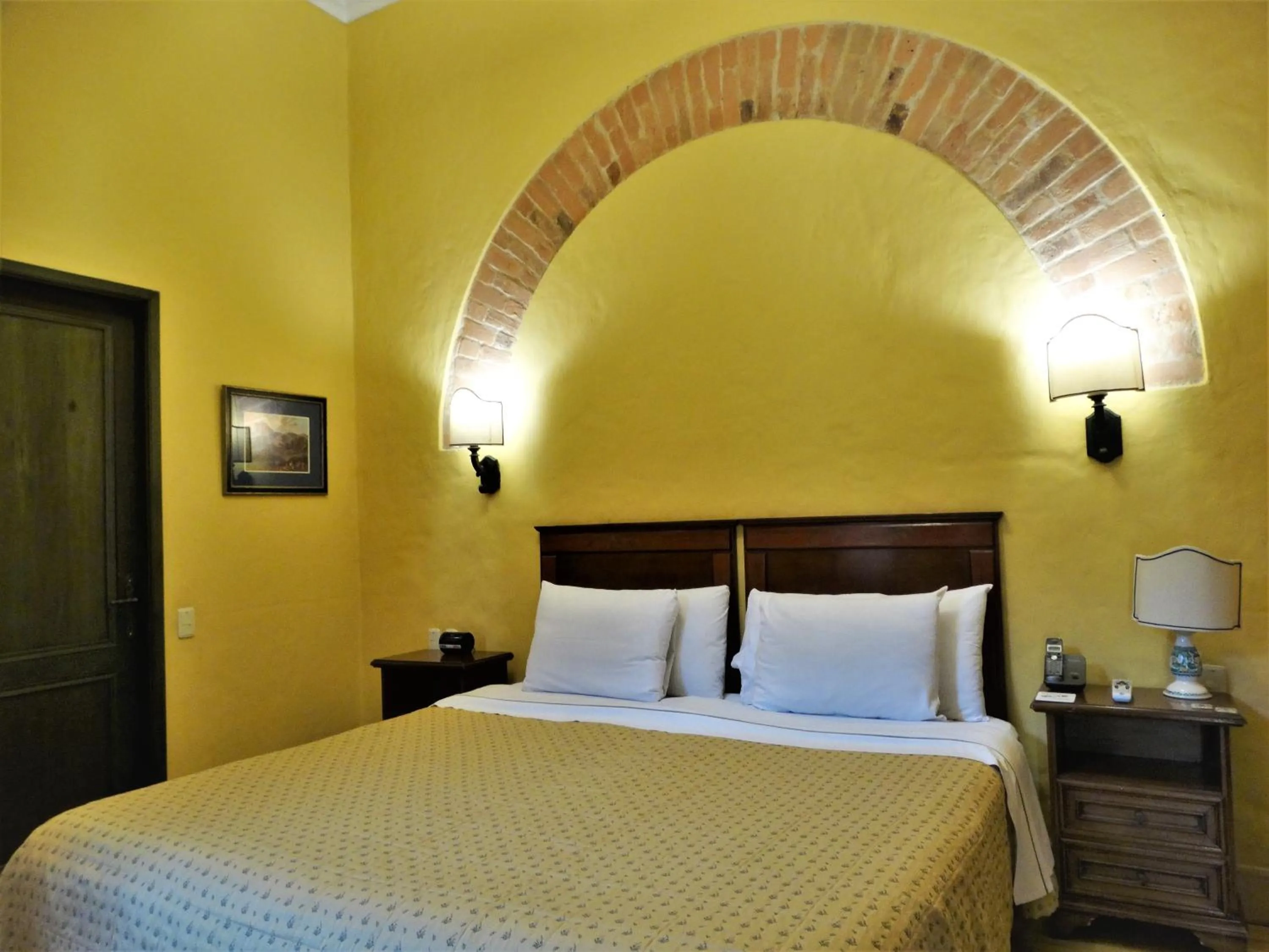 Property building, Bed in Hotel De La Opera