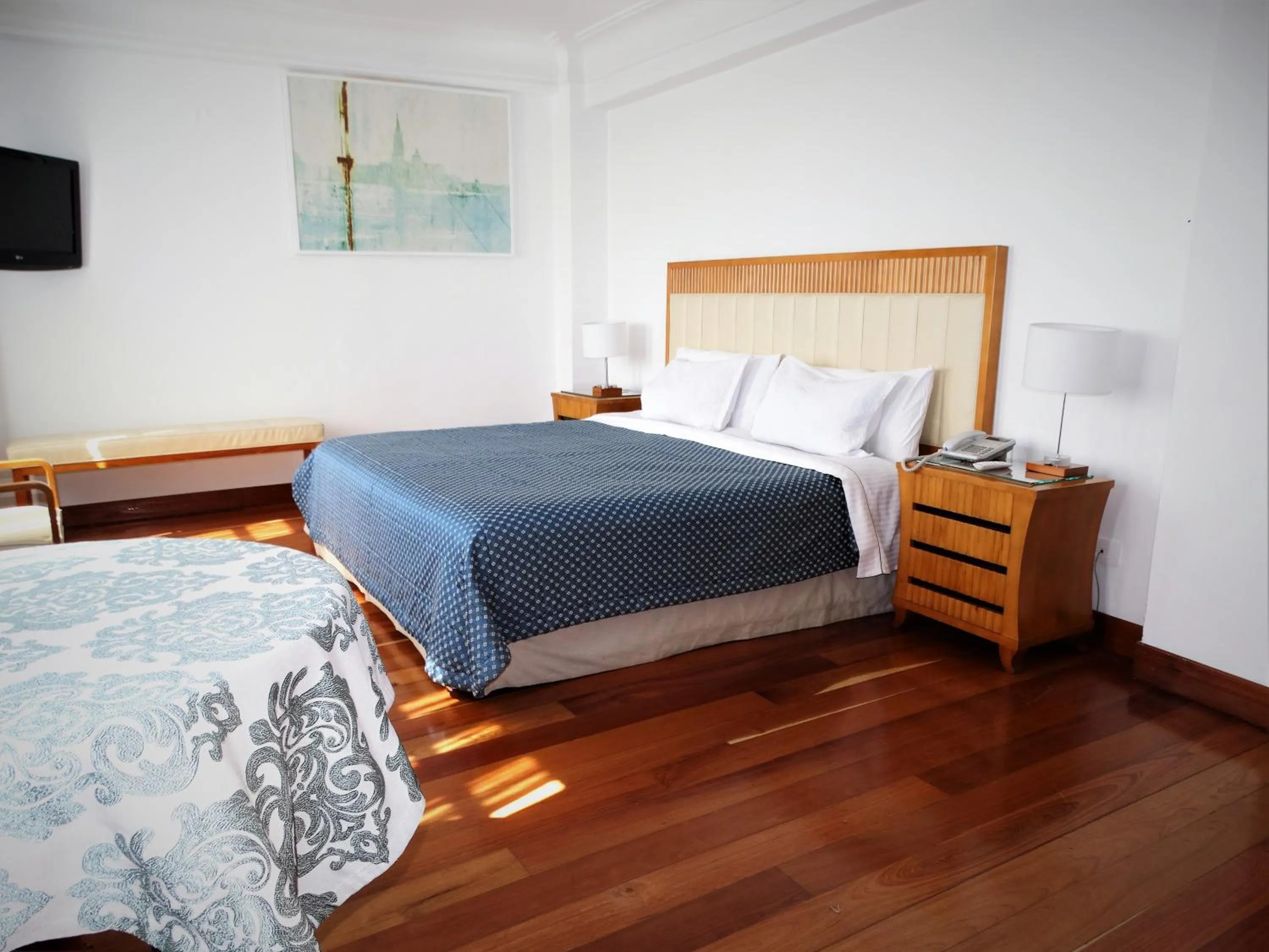 Property building, Bed in Hotel De La Opera