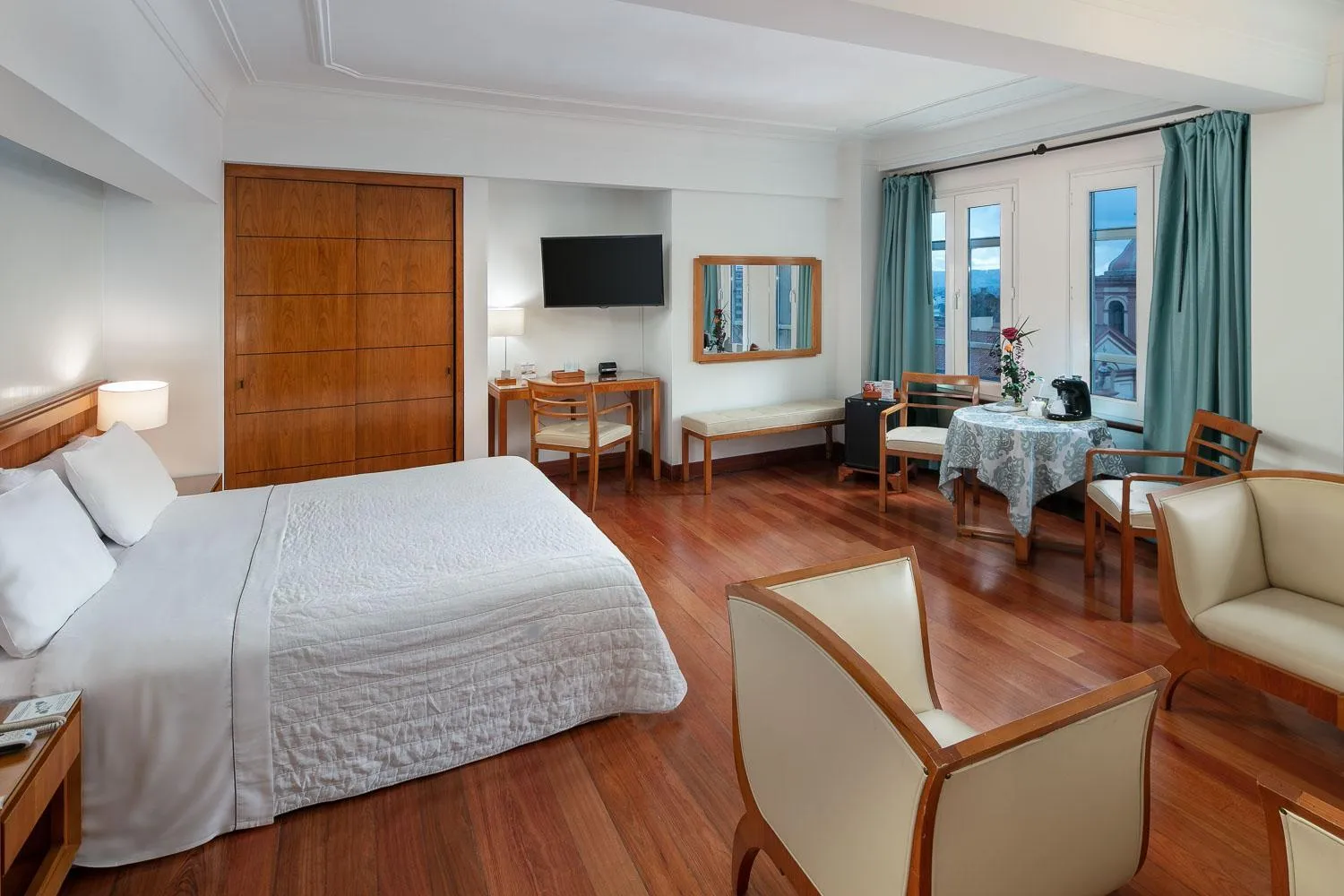 Property building, Bed in Hotel De La Opera