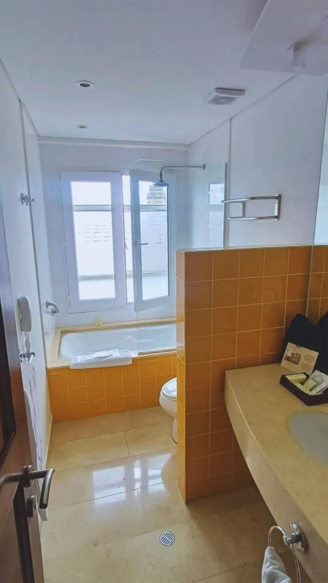 Bathroom, Bed in Hotel De La Opera